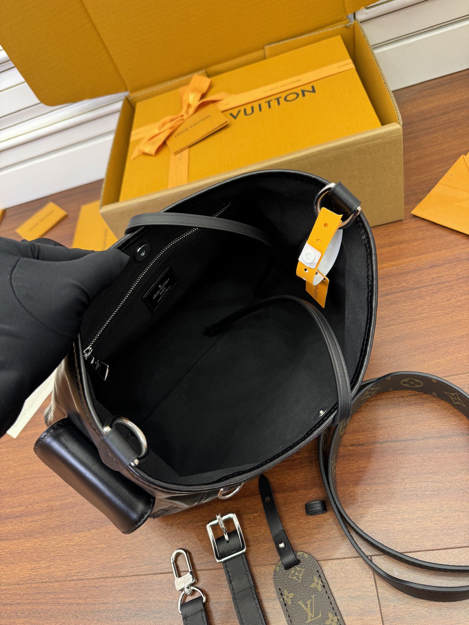  特级  LOUIS VUITTON 路易威登Carryall Cargo MM可拆卸肩带 可调节   翻盖  牛皮革 斜挎包 单肩包 双肩包 手提包 黑色 M25143