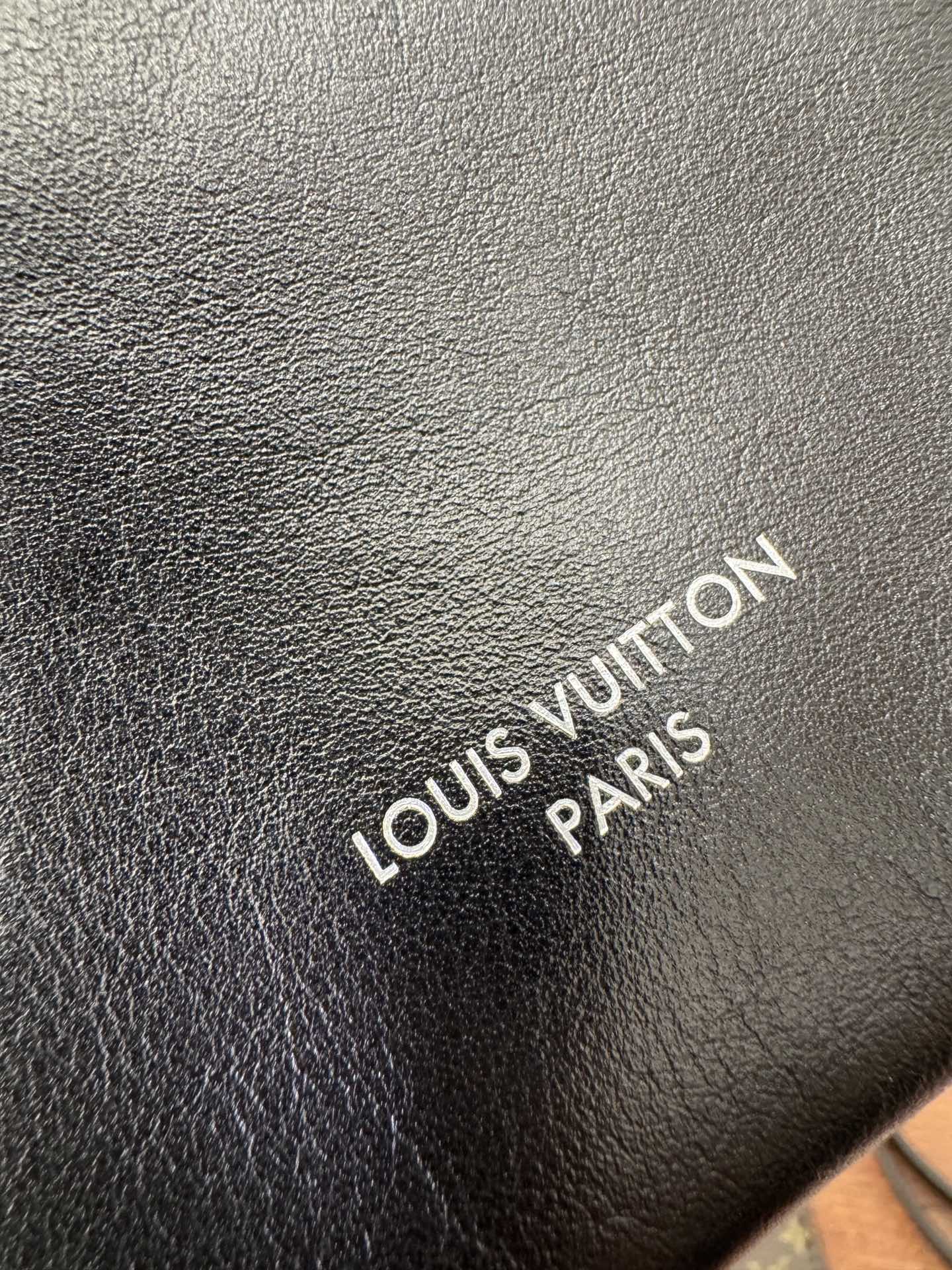  特级  LOUIS VUITTON 路易威登Carryall Cargo MM可拆卸肩带 可调节   翻盖  牛皮革 斜挎包 单肩包 双肩包 手提包 黑色 M25143