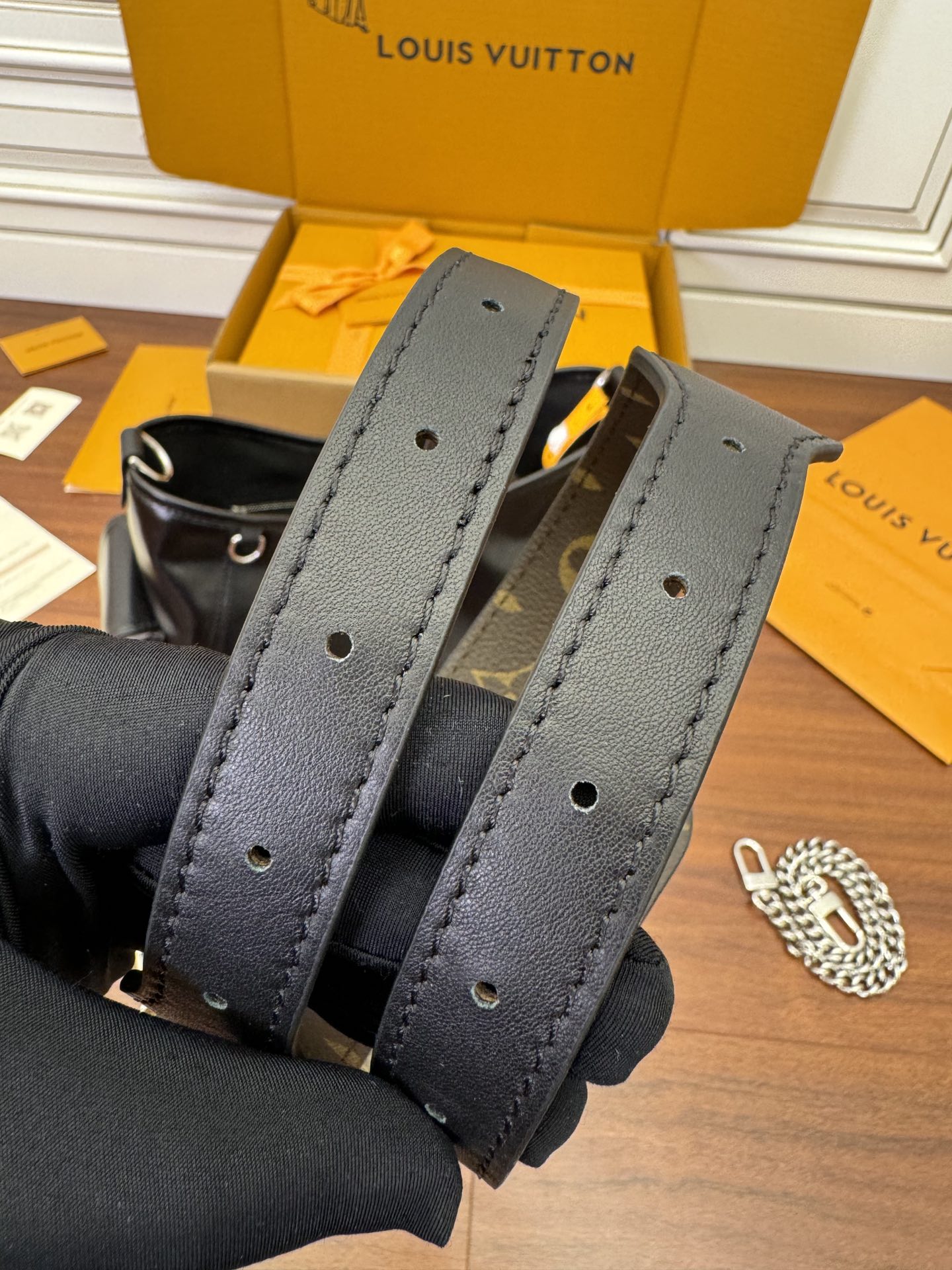  特级  LOUIS VUITTON 路易威登Carryall Cargo MM可拆卸肩带 可调节   翻盖  牛皮革 斜挎包 单肩包 双肩包 手提包 黑色 M25143