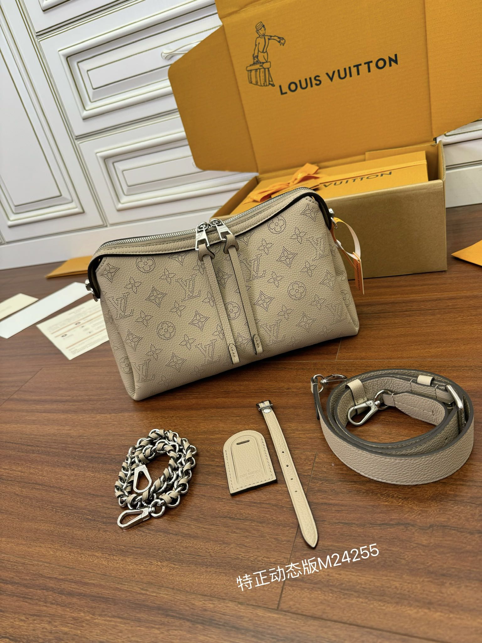 特级  LOUIS VUITTON 路易威登NewBag HAND可拆卸肩带 可调节   翻盖  牛皮革 斜挎包 单肩包 双肩包 手提包 盒子包 黑色拼棕色 M47139
