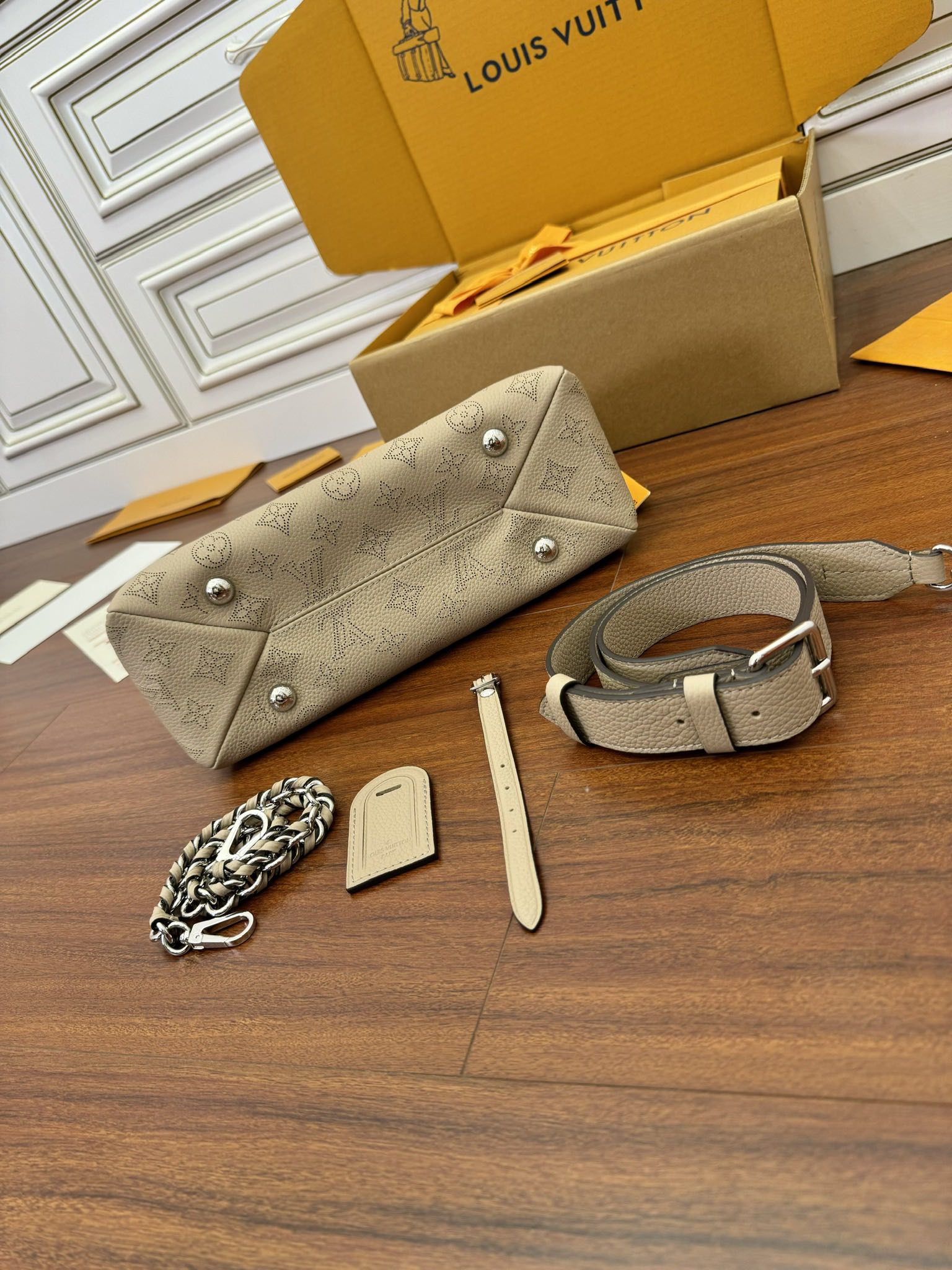 特级  LOUIS VUITTON 路易威登NewBag HAND可拆卸肩带 可调节   翻盖  牛皮革 斜挎包 单肩包 双肩包 手提包 盒子包 黑色拼棕色 M47139