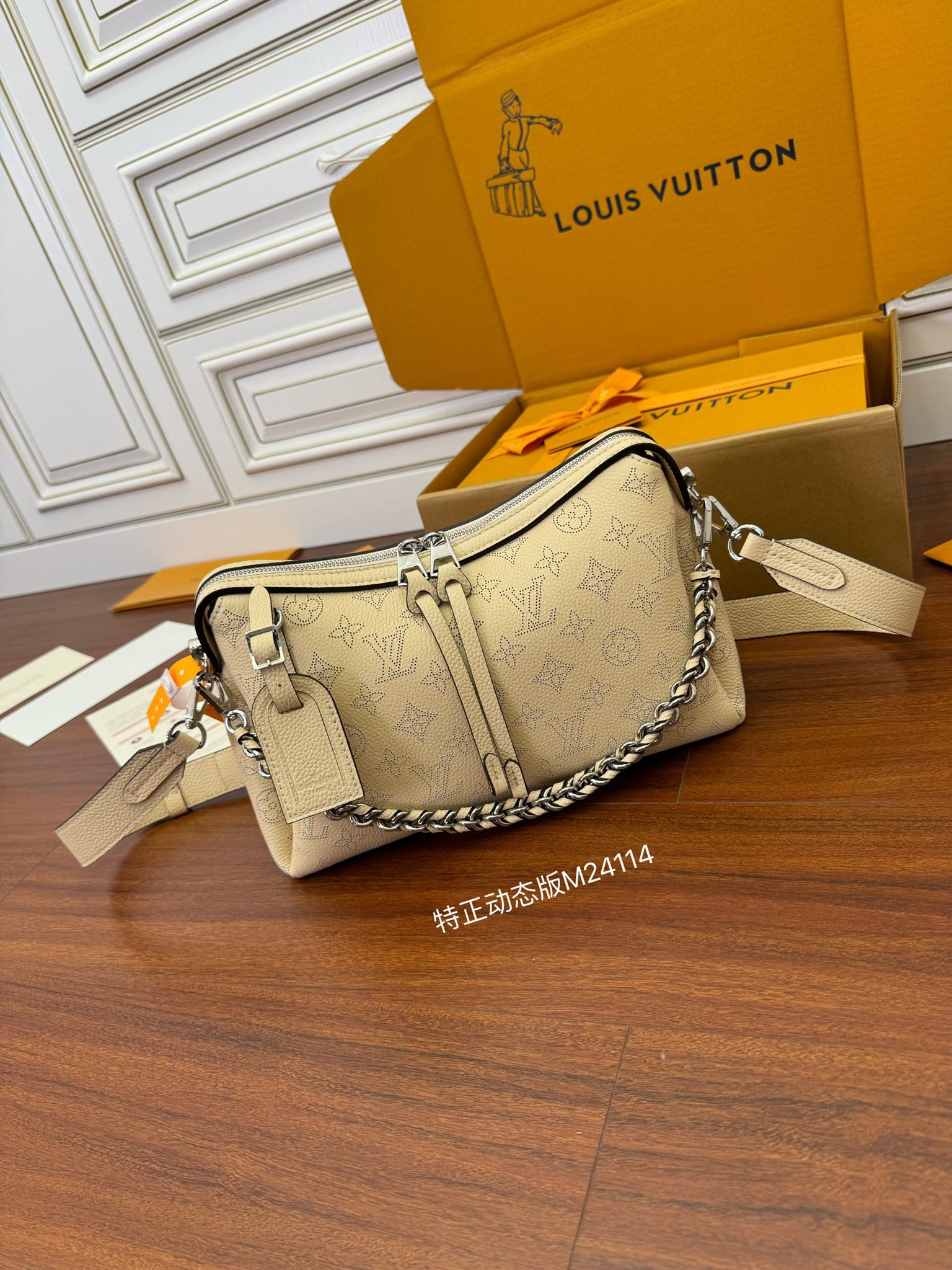  特级  LOUIS VUITTON 路易威登NewBag    可调节  翻盖  牛皮革 斜挎包 单肩包 双肩包 手提包 小號 奶油 M24114