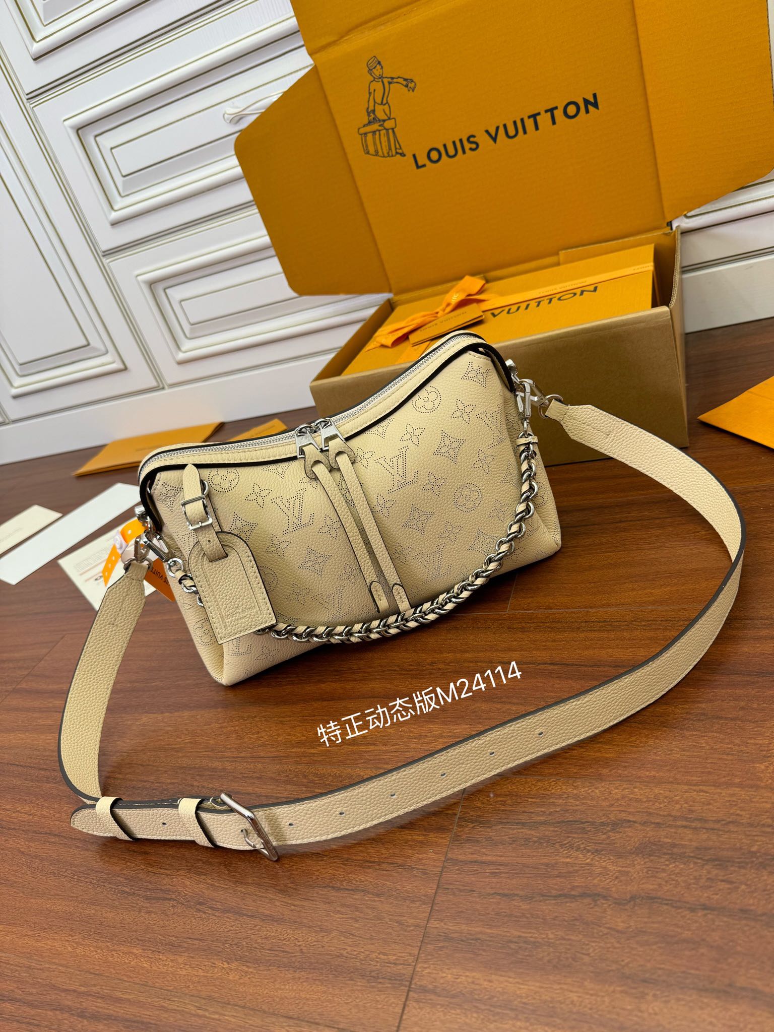  特级  LOUIS VUITTON 路易威登NewBag    可调节  翻盖  牛皮革 斜挎包 单肩包 双肩包 手提包 小號 奶油 M24114