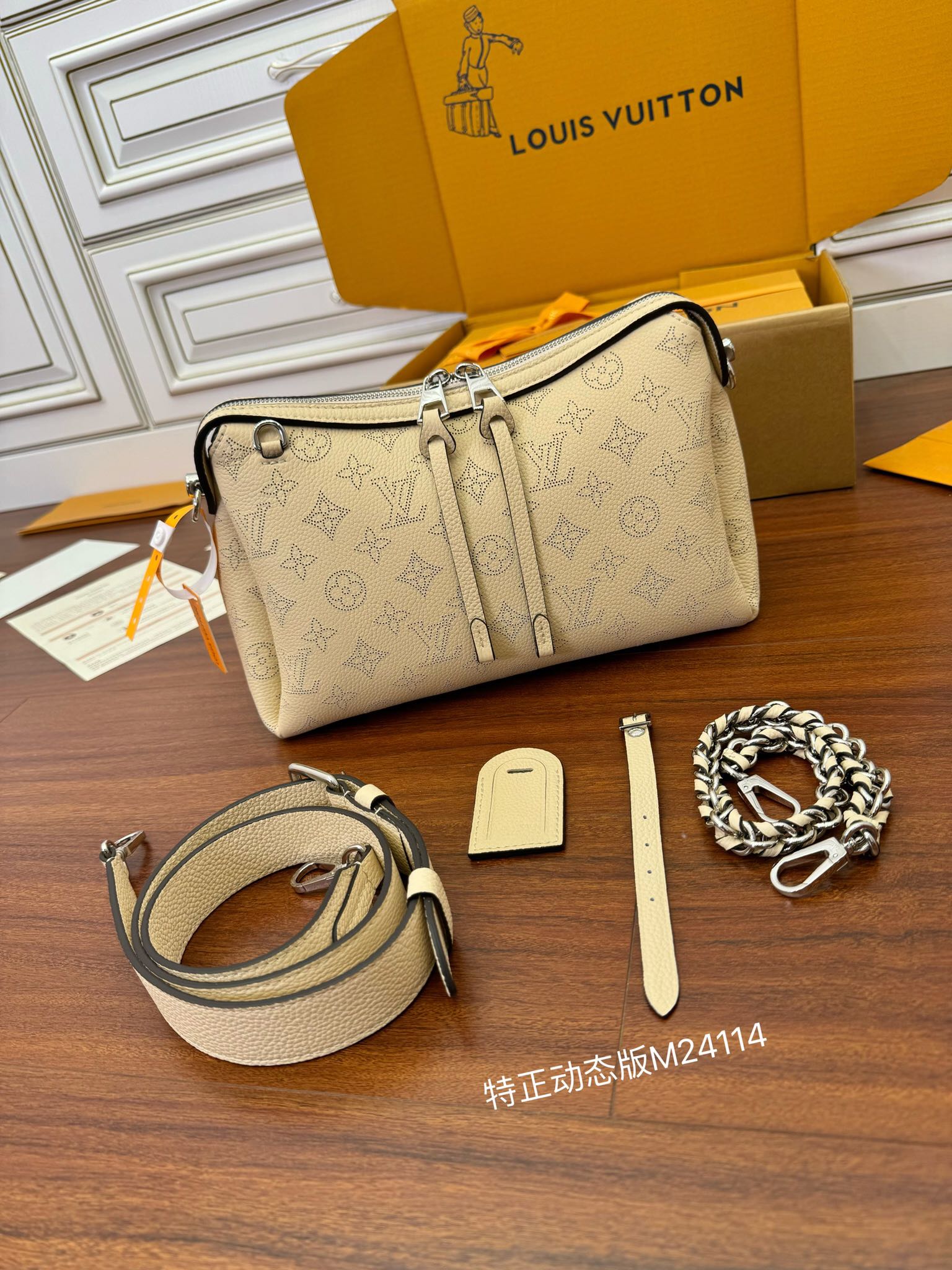  特级  LOUIS VUITTON 路易威登NewBag    可调节  翻盖  牛皮革 斜挎包 单肩包 双肩包 手提包 小號 奶油 M24114
