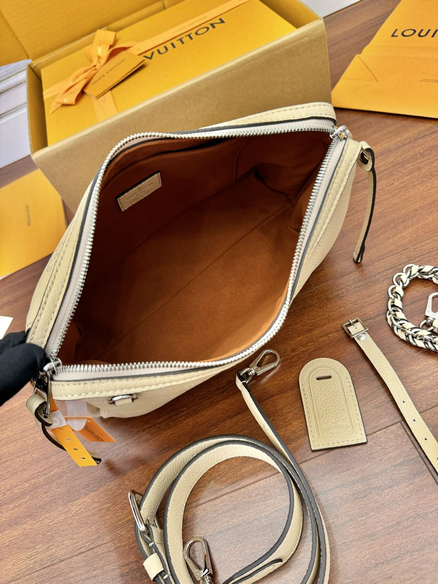  特级  LOUIS VUITTON 路易威登NewBag    可调节  翻盖  牛皮革 斜挎包 单肩包 双肩包 手提包 小號 奶油 M24114