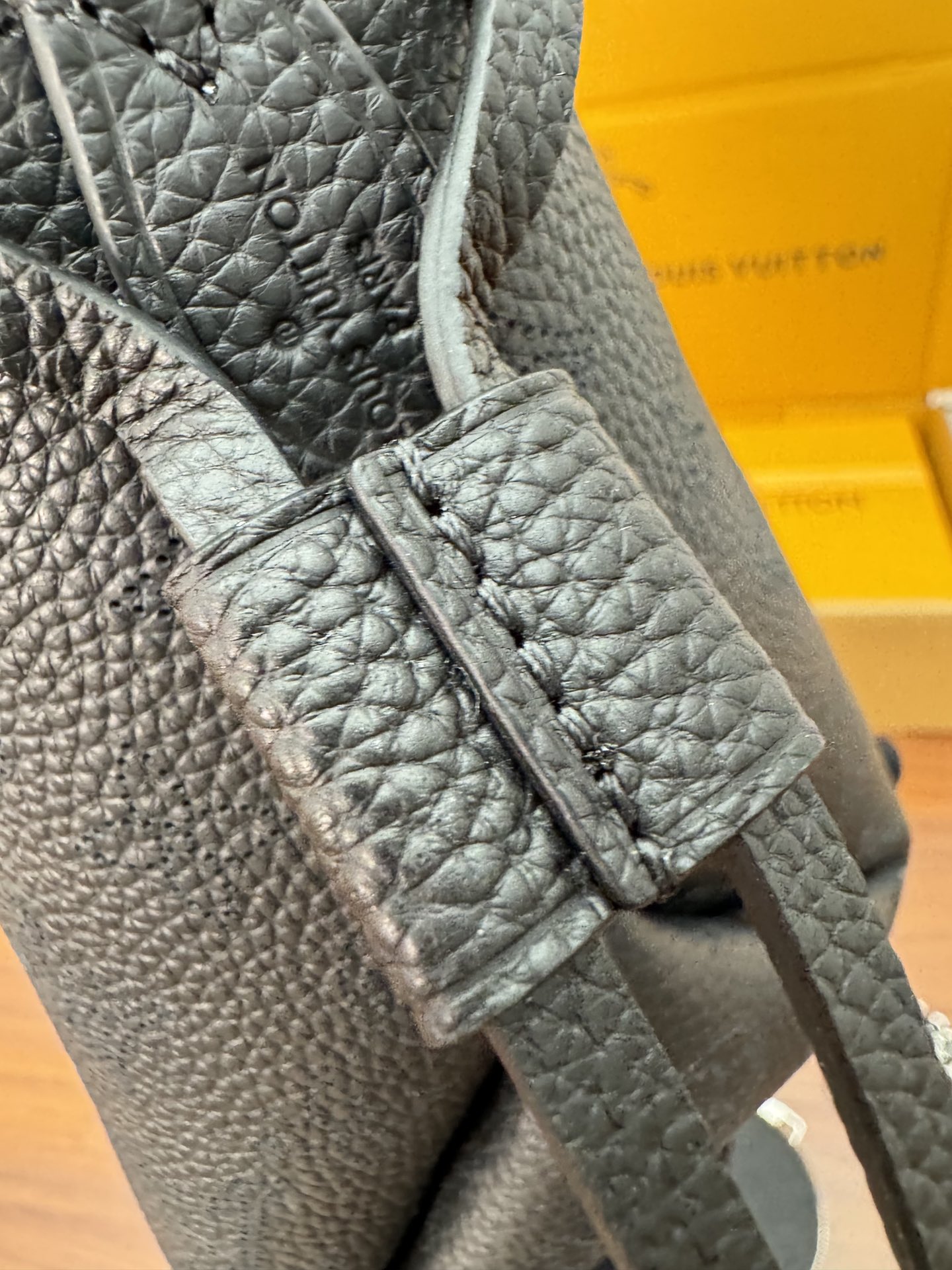 特级  LOUIS VUITTON 路易威登  Bella 可调节  可拆卸 翻盖  牛皮革 斜挎包 单肩包 双肩包 水桶 手提包 黑色 M57070