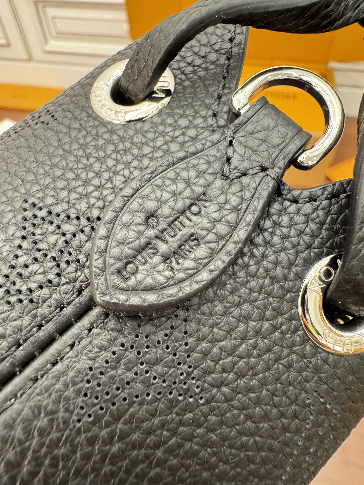 特级  LOUIS VUITTON 路易威登  Bella 可调节  可拆卸 翻盖  牛皮革 斜挎包 单肩包 双肩包 水桶 手提包 黑色 M57070