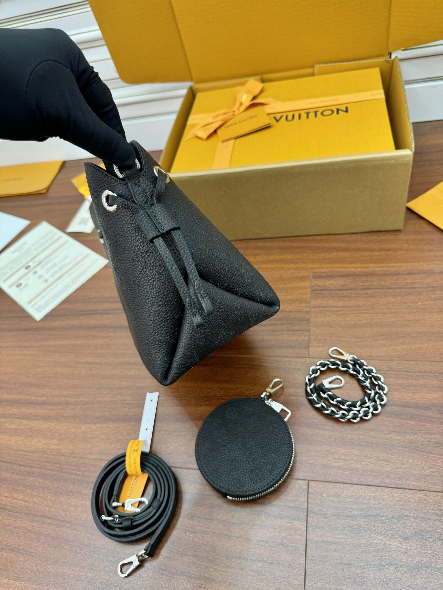 特级  LOUIS VUITTON 路易威登  Bella 可调节  可拆卸 翻盖  牛皮革 斜挎包 单肩包 双肩包 水桶 手提包 黑色 M57070