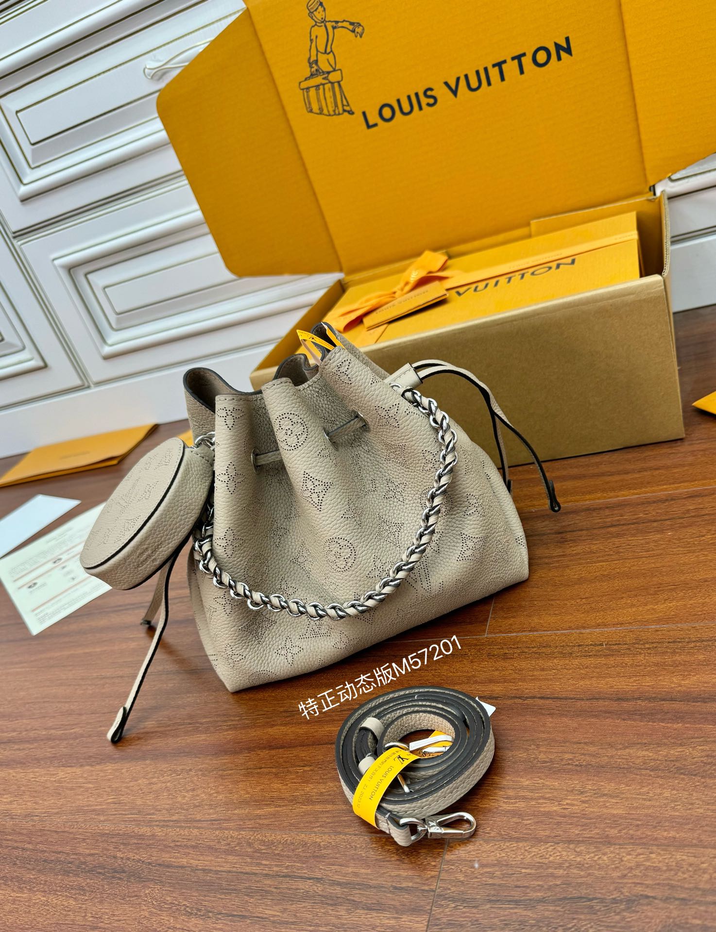  特级  LOUIS VUITTON 路易威登  Bella 可调节  可拆卸 翻盖  牛皮革 斜挎包 单肩包 双肩包 水桶 手提包 象牙色 M57201