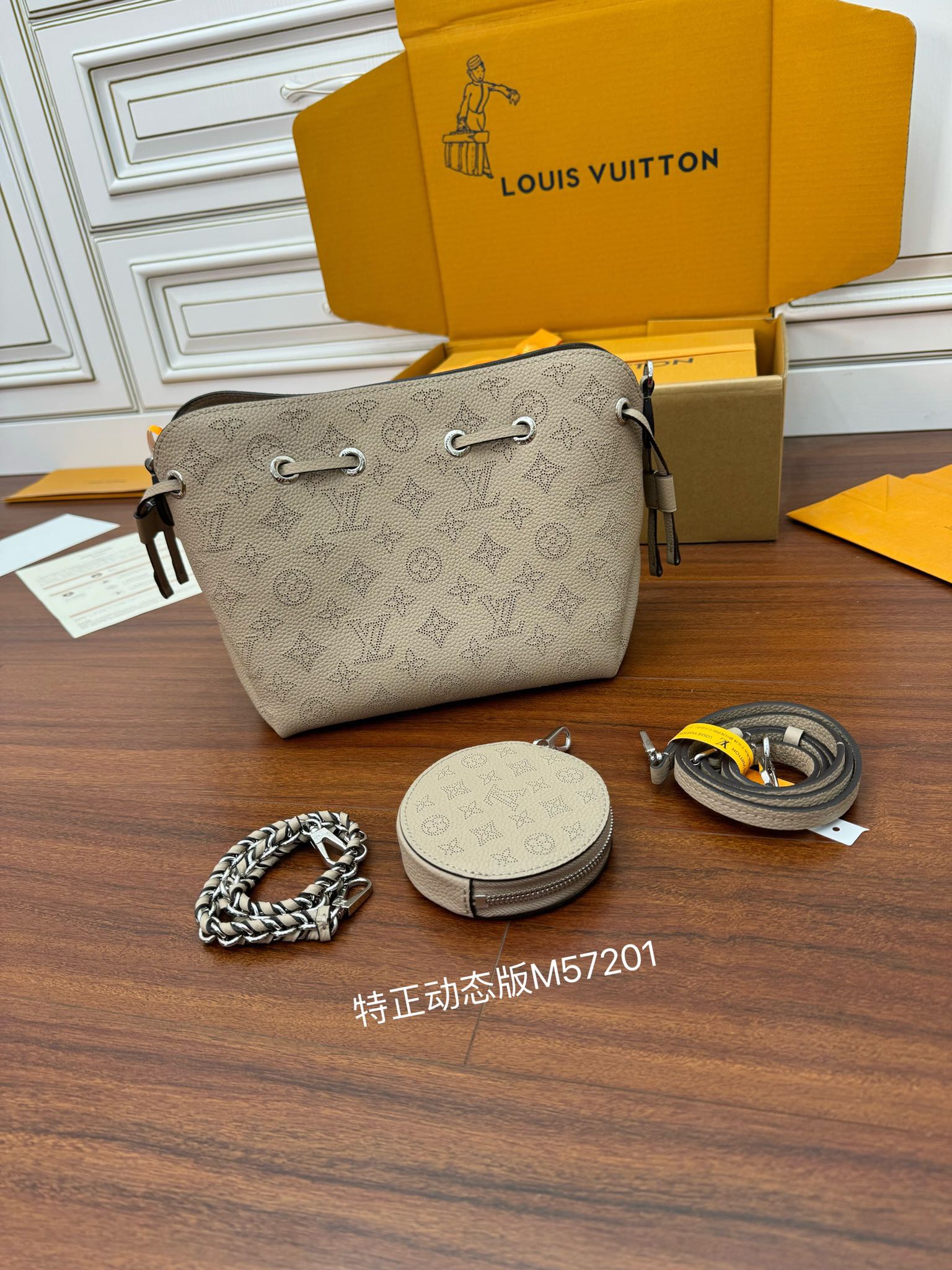  特级  LOUIS VUITTON 路易威登  Bella 可调节  可拆卸 翻盖  牛皮革 斜挎包 单肩包 双肩包 水桶 手提包 象牙色 M57201
