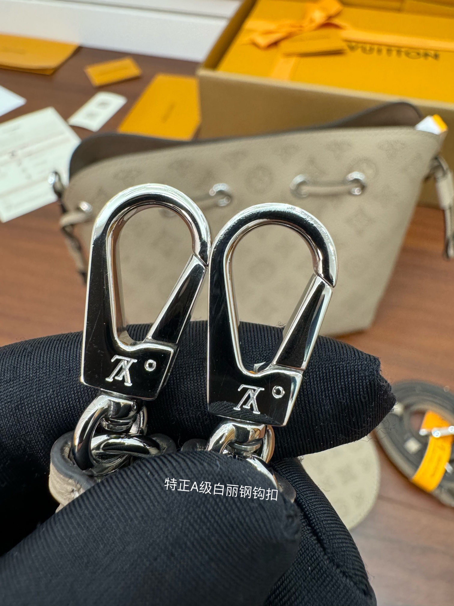  特级  LOUIS VUITTON 路易威登  Bella 可调节  可拆卸 翻盖  牛皮革 斜挎包 单肩包 双肩包 水桶 手提包 象牙色 M57201