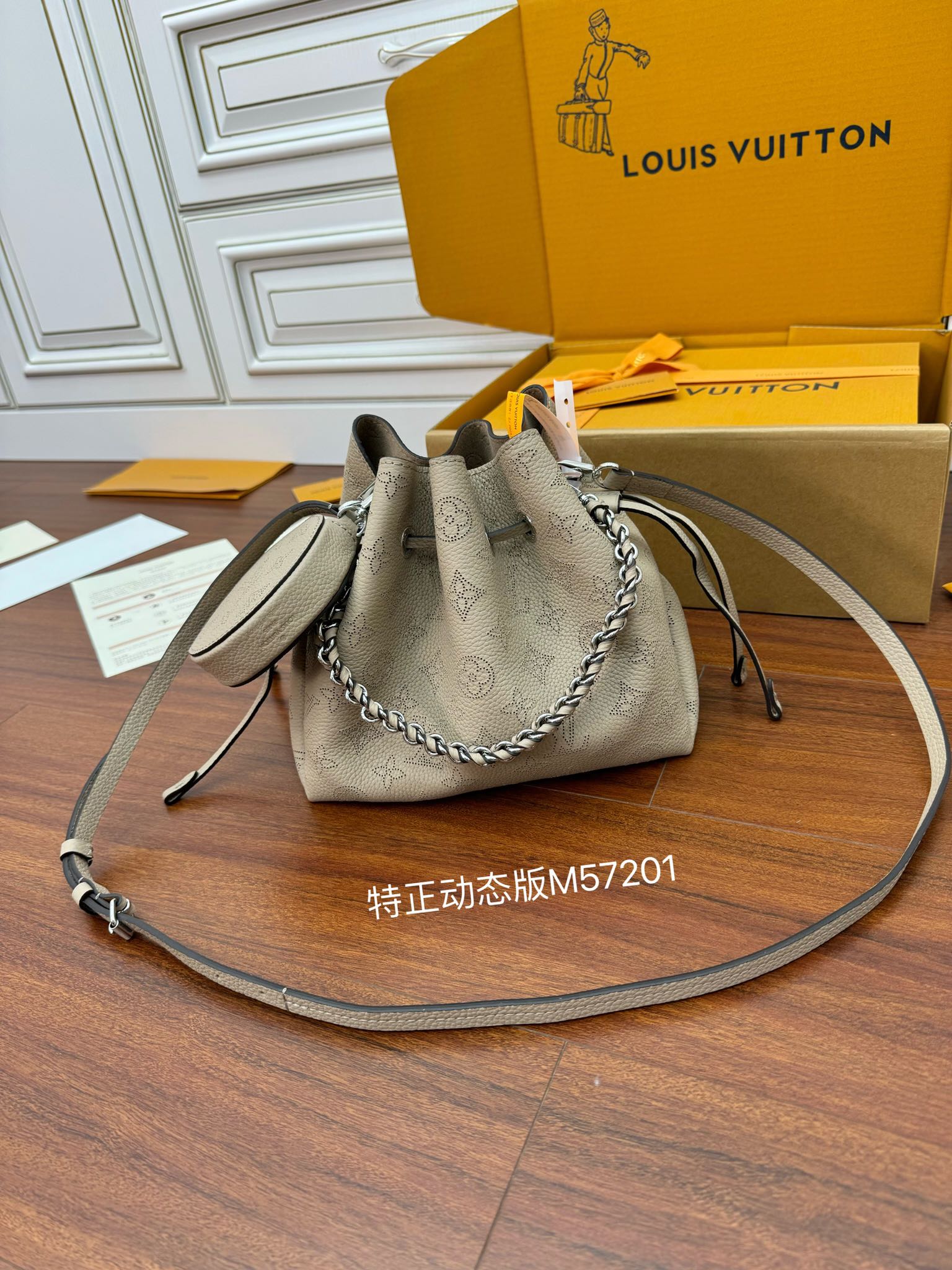  特级  LOUIS VUITTON 路易威登  Bella 可调节  可拆卸 翻盖  牛皮革 斜挎包 单肩包 双肩包 水桶 手提包 象牙色 M57201