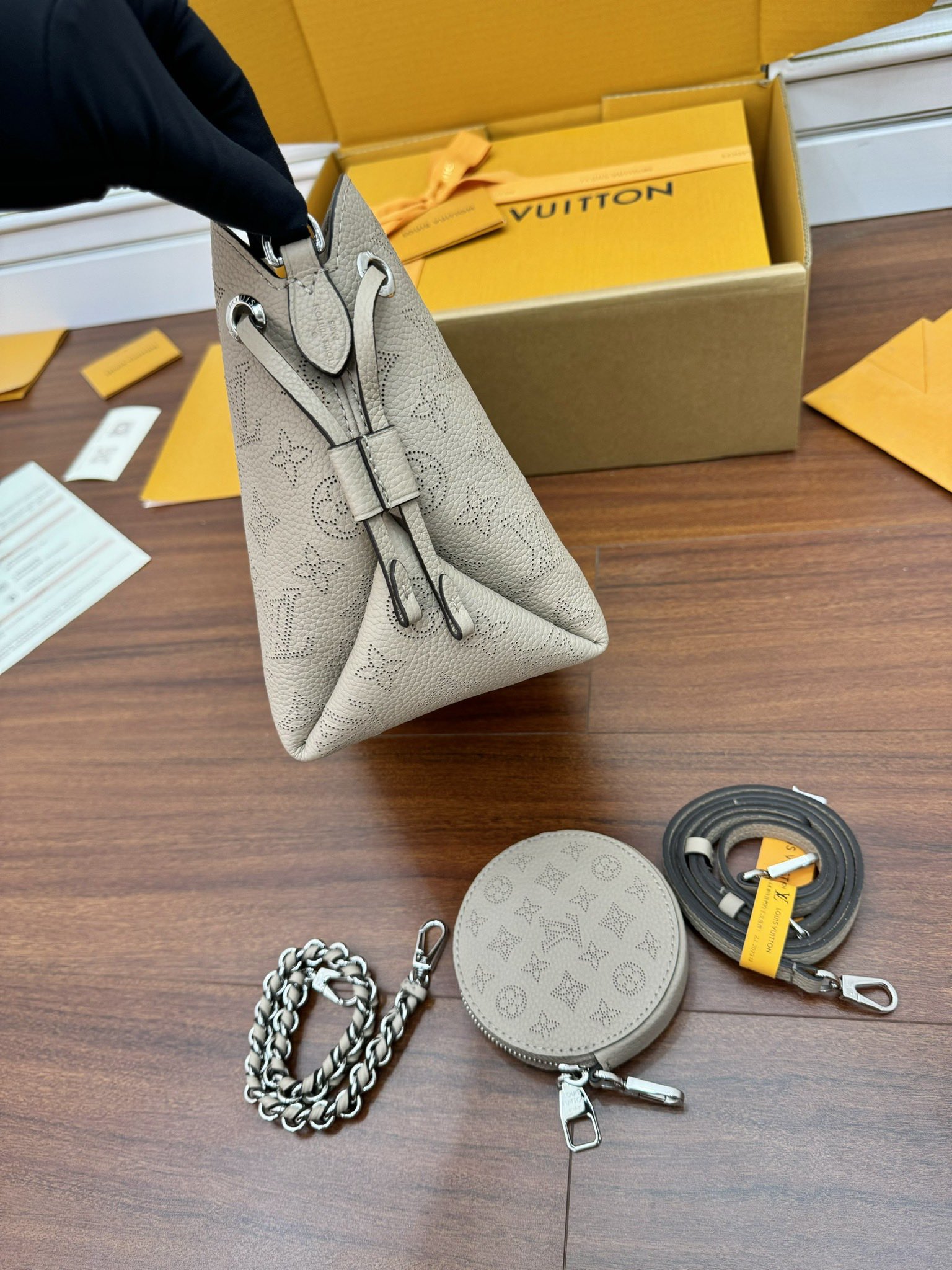  特级  LOUIS VUITTON 路易威登  Bella 可调节  可拆卸 翻盖  牛皮革 斜挎包 单肩包 双肩包 水桶 手提包 象牙色 M57201