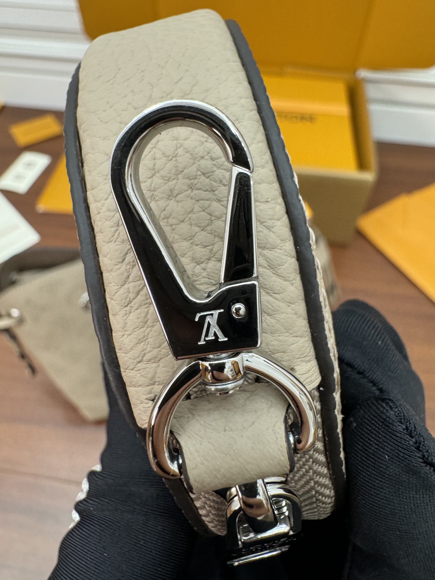  特级  LOUIS VUITTON 路易威登  Bella 可调节  可拆卸 翻盖  牛皮革 斜挎包 单肩包 双肩包 水桶 手提包 象牙色 M57201