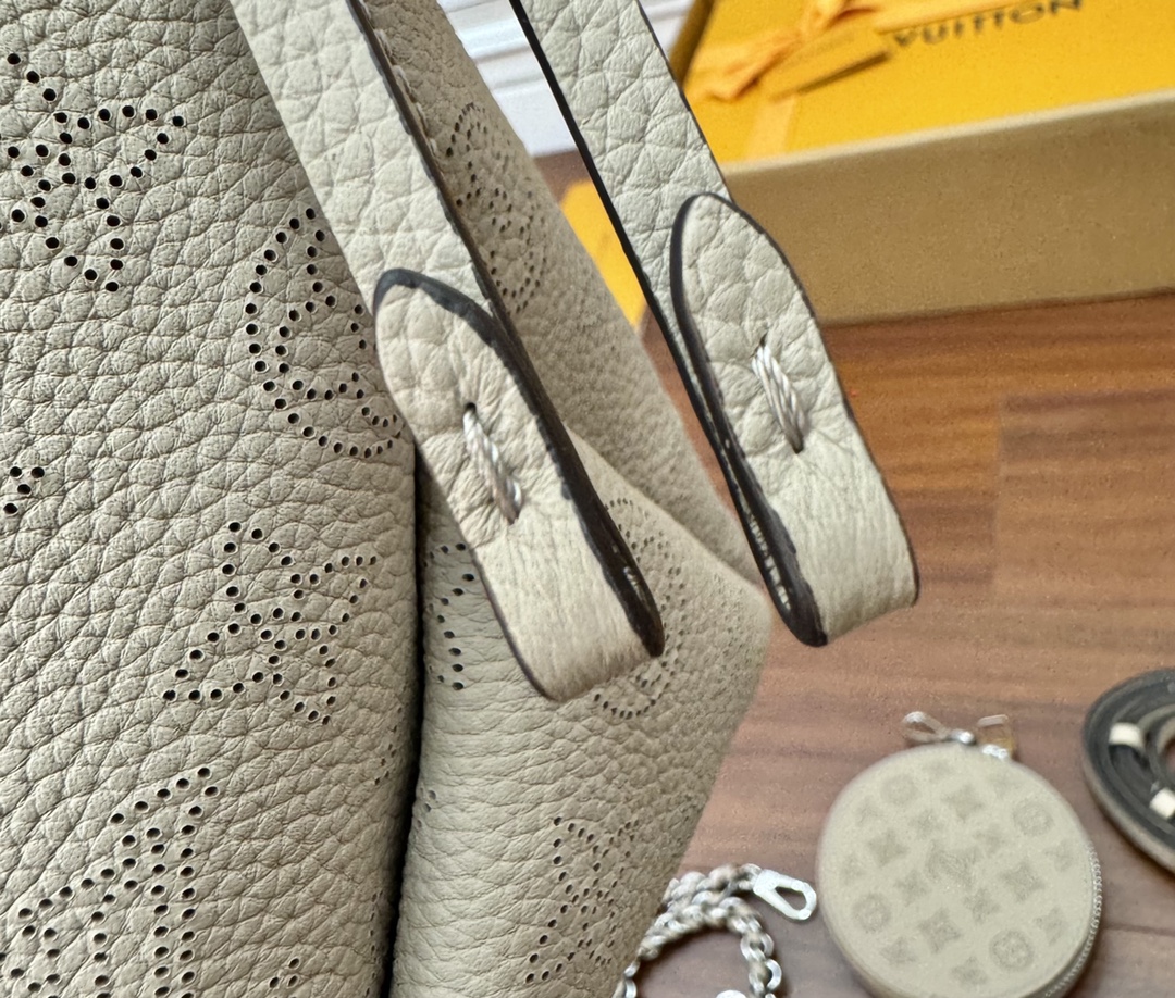  特级  LOUIS VUITTON 路易威登  Bella 可调节  可拆卸 翻盖  牛皮革 斜挎包 单肩包 双肩包 水桶 手提包 象牙色 M57201