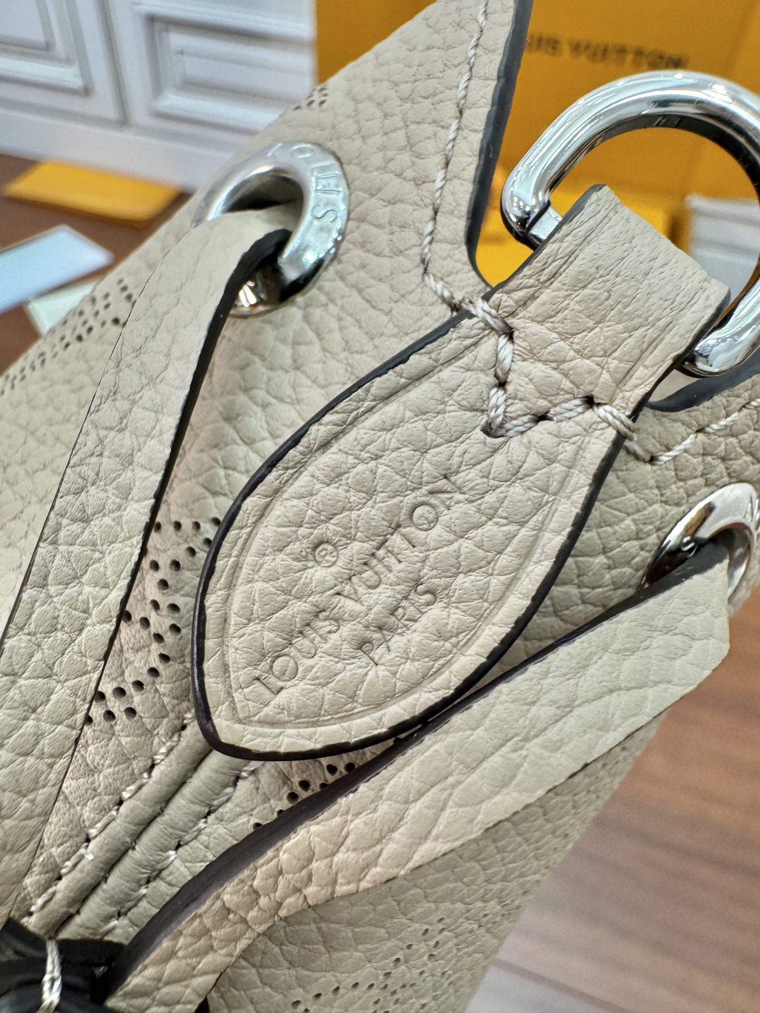  特级  LOUIS VUITTON 路易威登  Bella 可调节  可拆卸 翻盖  牛皮革 斜挎包 单肩包 双肩包 水桶 手提包 象牙色 M57201