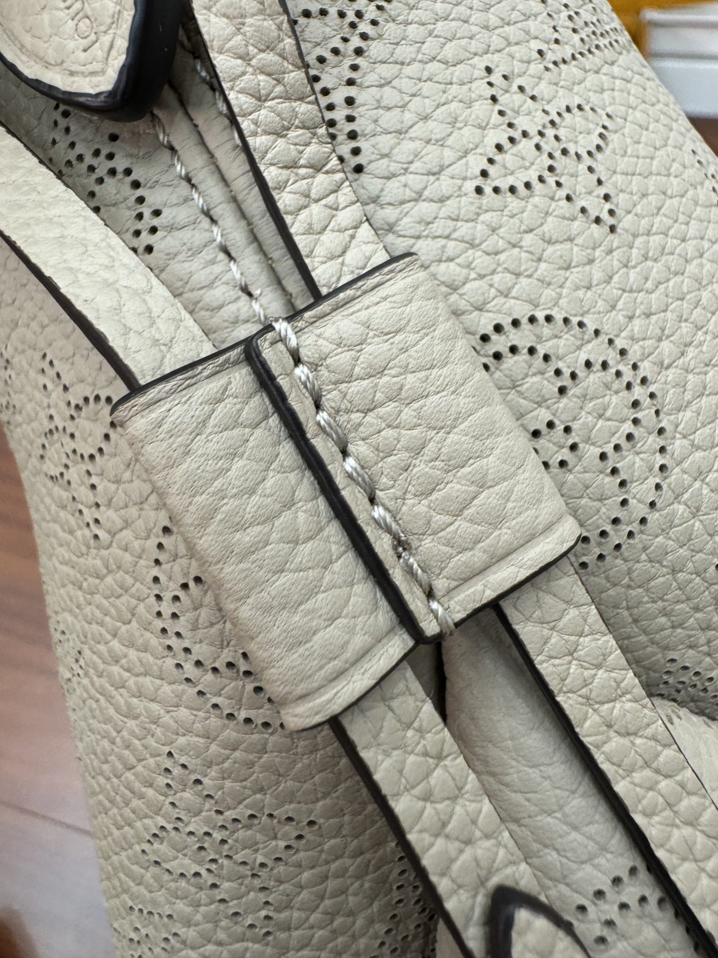  特级  LOUIS VUITTON 路易威登  Bella 可调节  可拆卸 翻盖  牛皮革 斜挎包 单肩包 双肩包 水桶 手提包 象牙色 M57201