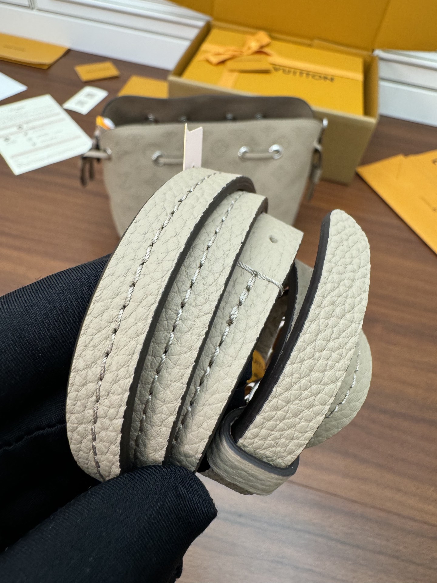  特级  LOUIS VUITTON 路易威登  Bella 可调节  可拆卸 翻盖  牛皮革 斜挎包 单肩包 双肩包 水桶 手提包 象牙色 M57201