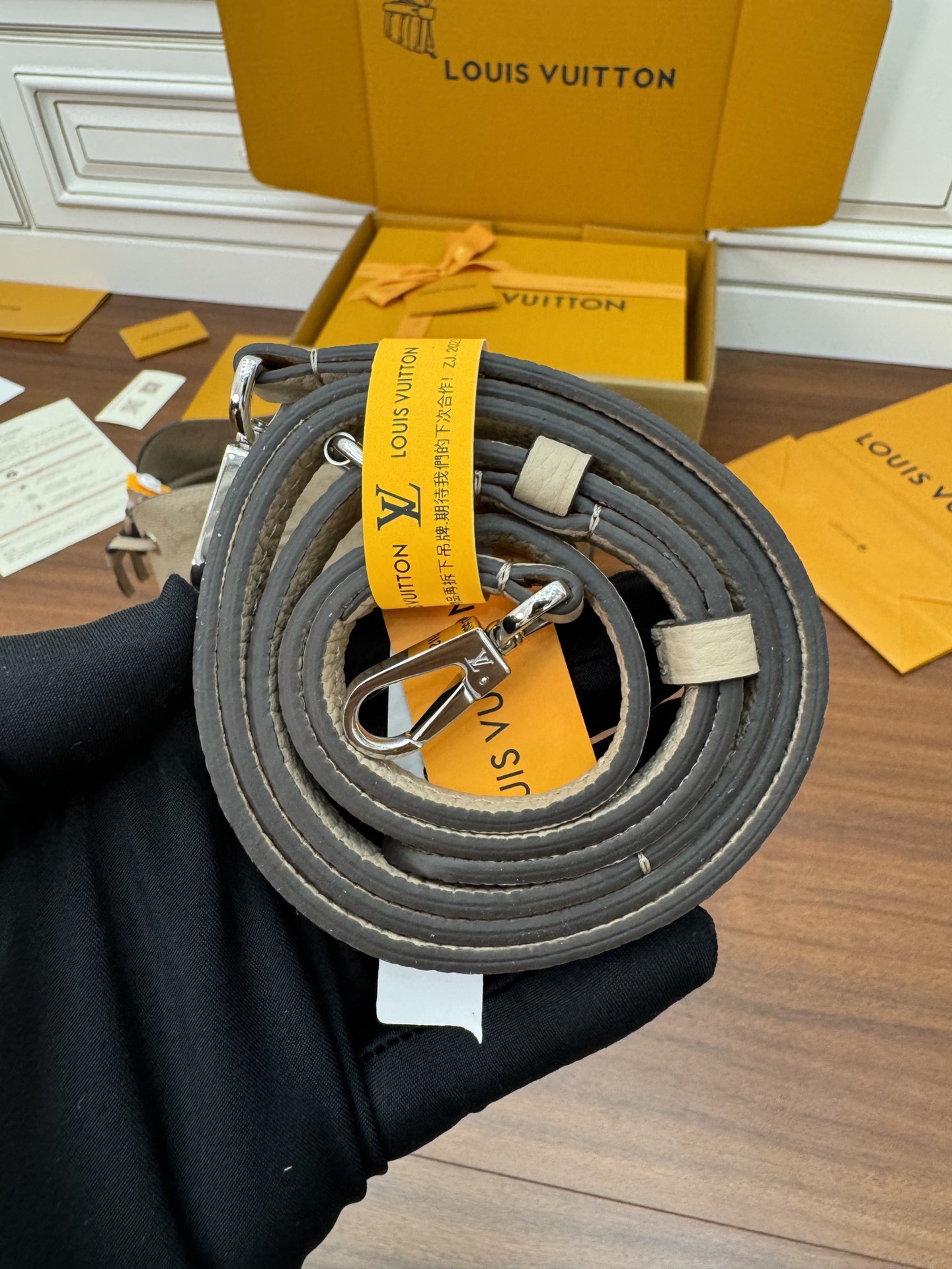  特级  LOUIS VUITTON 路易威登  Bella 可调节  可拆卸 翻盖  牛皮革 斜挎包 单肩包 双肩包 水桶 手提包 象牙色 M57201