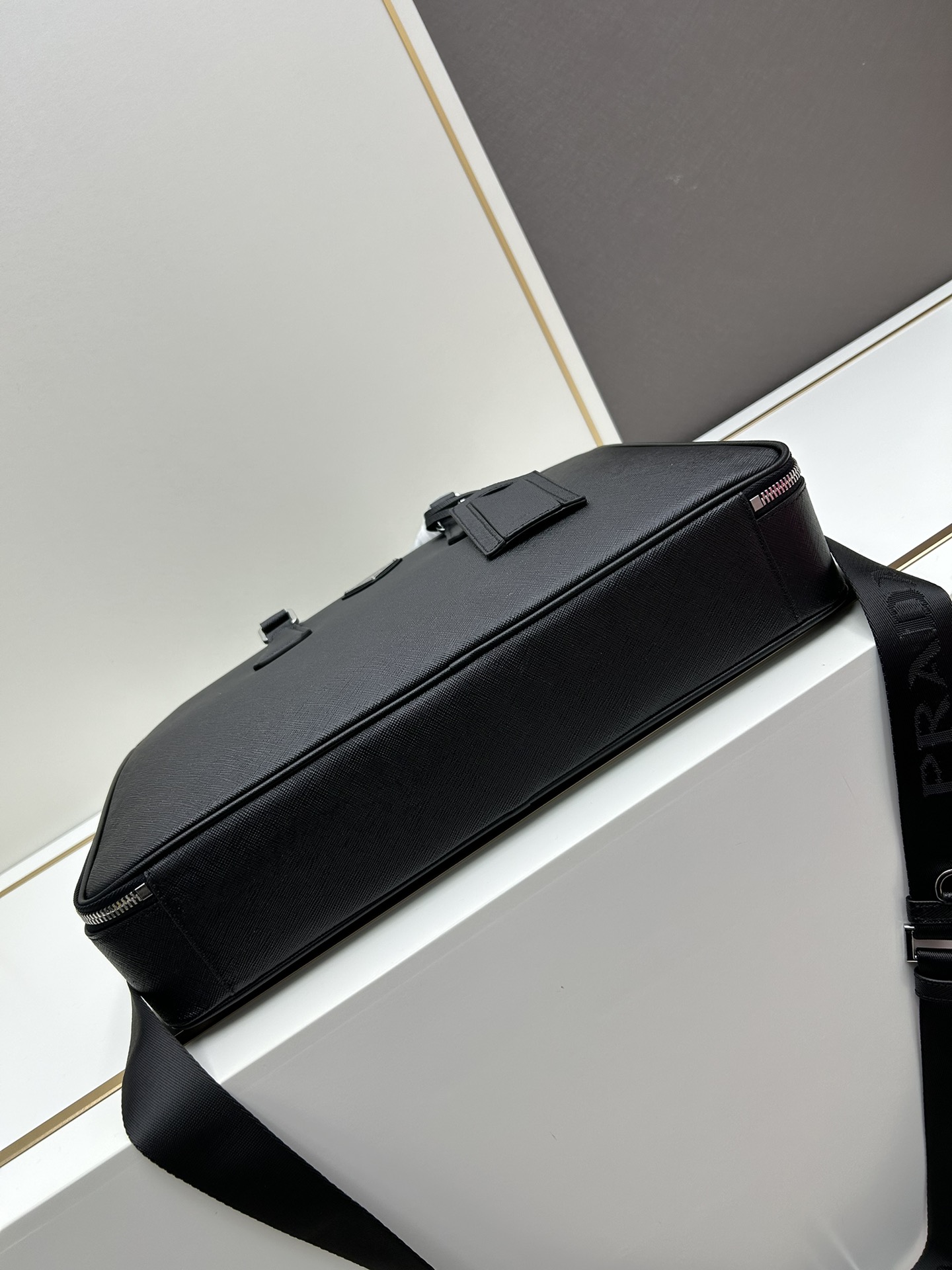  PRADA 普拉达 Safflano 珐琅金属三角形 微标 可拆卸 可调节 尼龙 单肩包 斜挎包  公文包 手提 黑色  2VE022_9Z2_F0002_V_OOO