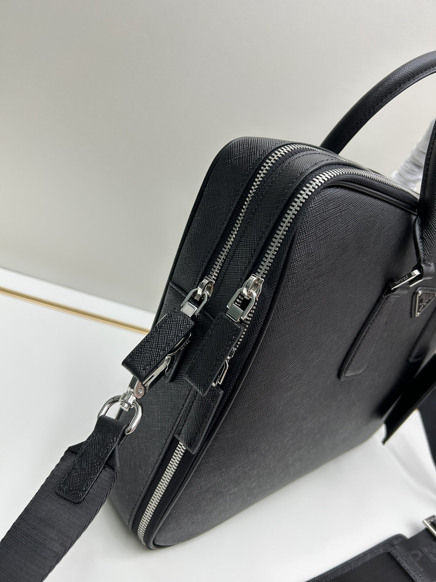  PRADA 普拉达 Safflano 珐琅金属三角形 微标 可拆卸 可调节 尼龙 单肩包 斜挎包  公文包 手提 黑色  2VE022_9Z2_F0002_V_OOO