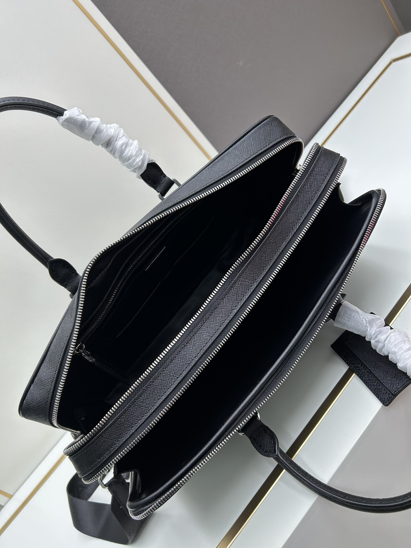  PRADA 普拉达 Safflano 珐琅金属三角形 微标 可拆卸 可调节 尼龙 单肩包 斜挎包  公文包 手提 黑色  2VE022_9Z2_F0002_V_OOO