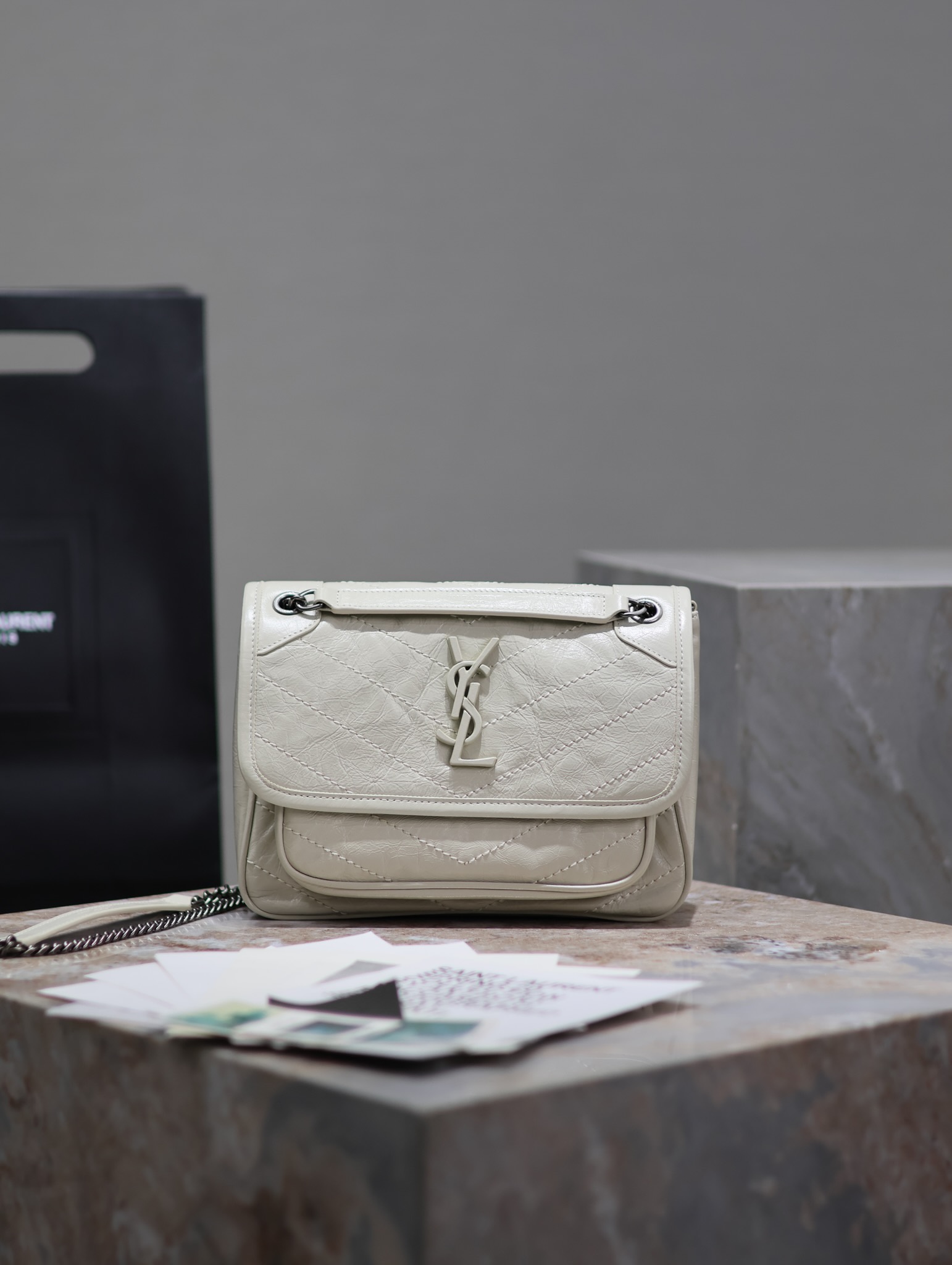  SAINT LAURENT 圣罗兰 YSL Niki Baby 复古褶皱 牛皮 流浪包斜挎包 单肩包 中号/小号 女款 白色 633158/633160