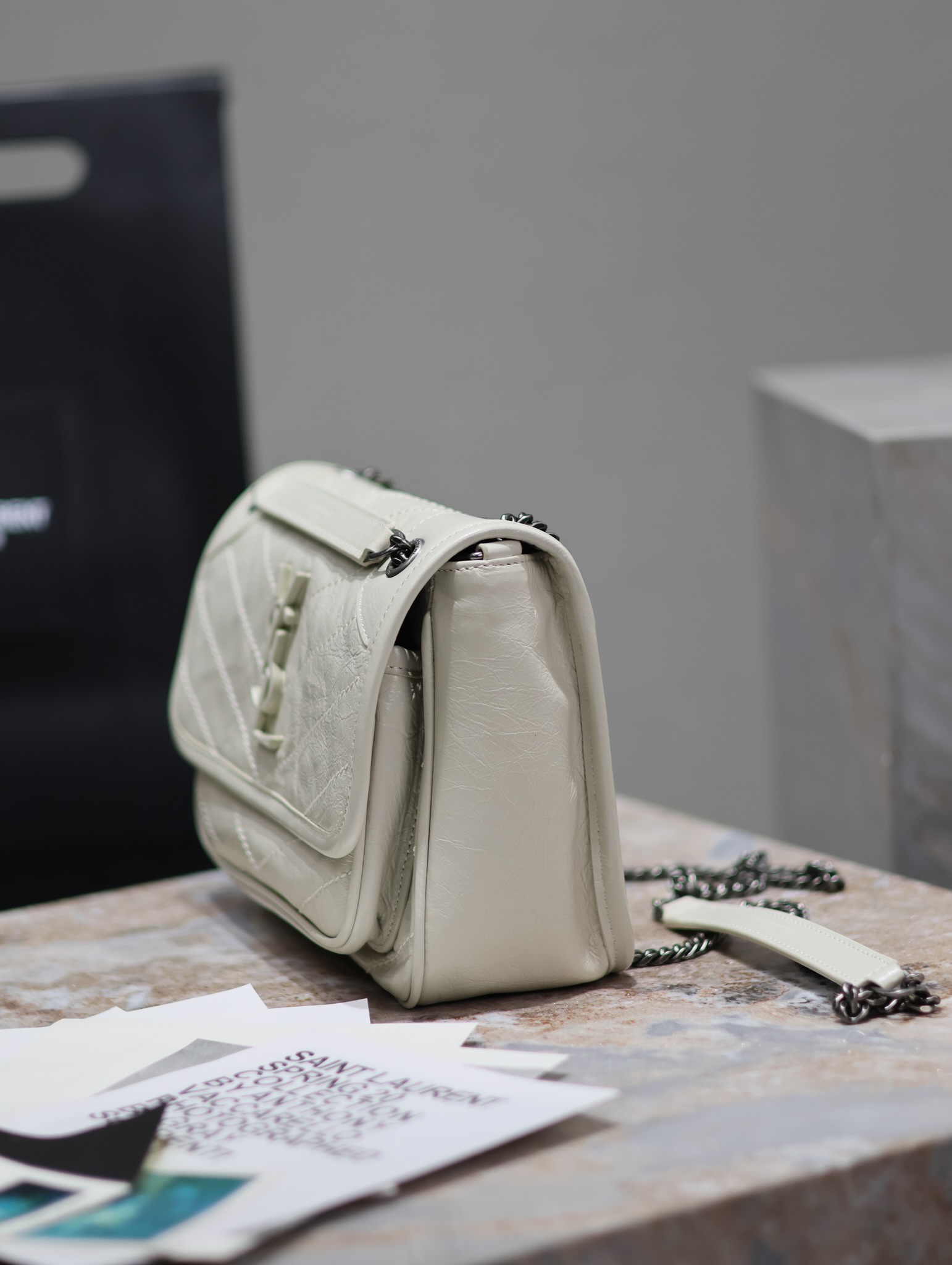  SAINT LAURENT 圣罗兰 YSL Niki Baby 复古褶皱 牛皮 流浪包斜挎包 单肩包 中号/小号 女款 白色 633158/633160