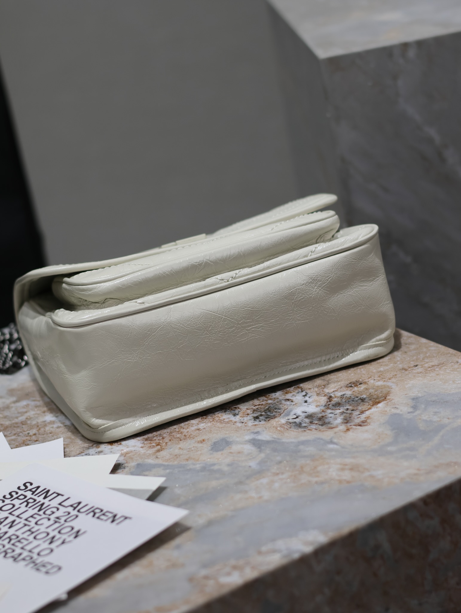  SAINT LAURENT 圣罗兰 YSL Niki Baby 复古褶皱 牛皮 流浪包斜挎包 单肩包 中号/小号 女款 白色 633158/633160