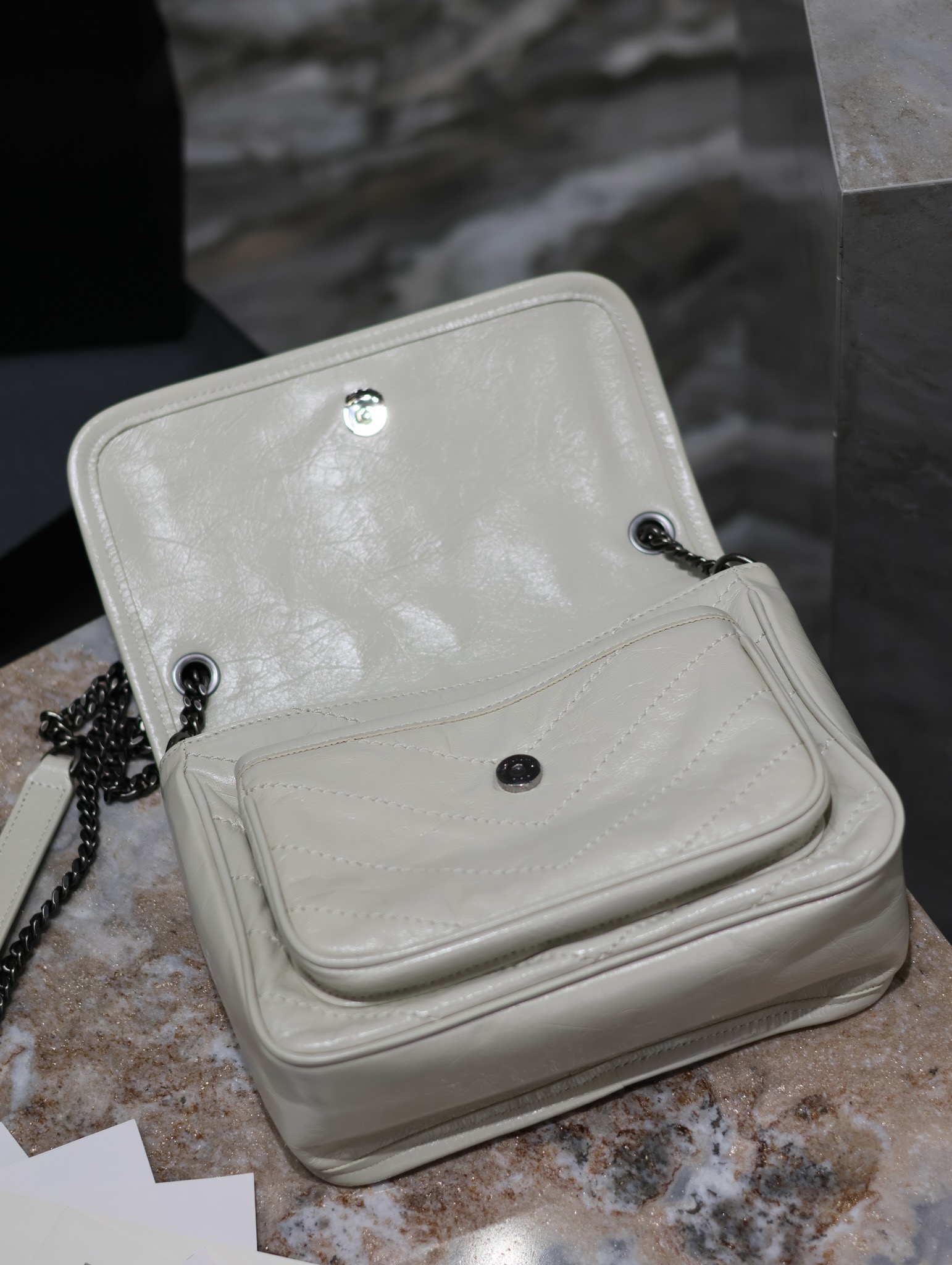  SAINT LAURENT 圣罗兰 YSL Niki Baby 复古褶皱 牛皮 流浪包斜挎包 单肩包 中号/小号 女款 白色 633158/633160