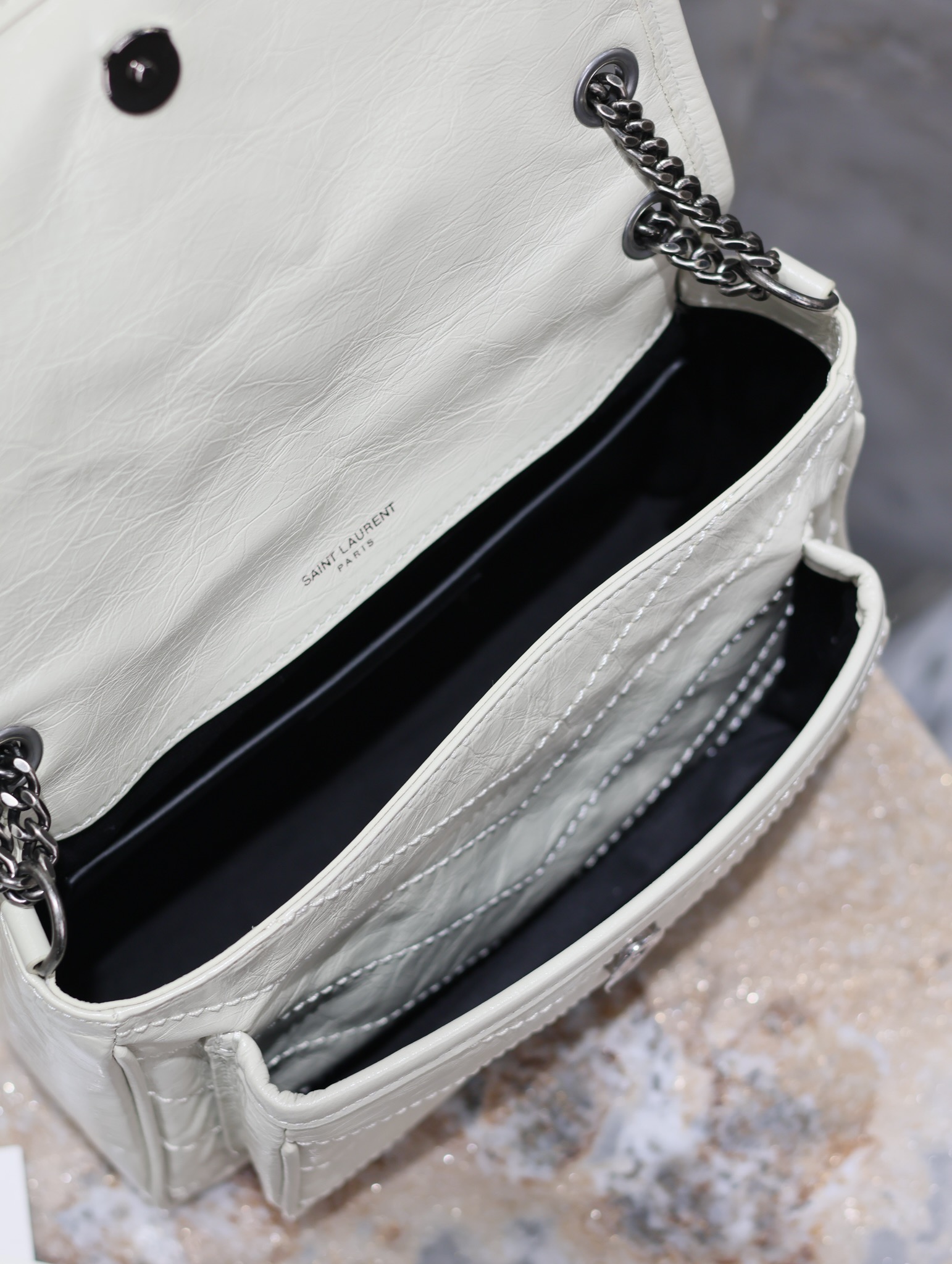  SAINT LAURENT 圣罗兰 YSL Niki Baby 复古褶皱 牛皮 流浪包斜挎包 单肩包 中号/小号 女款 白色 633158/633160