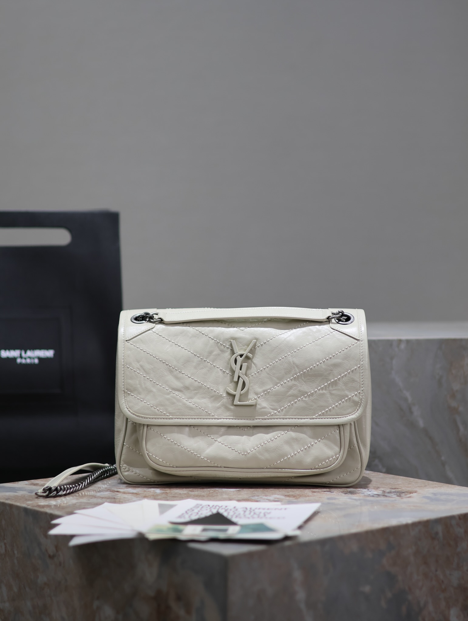  SAINT LAURENT 圣罗兰 YSL Niki Baby 复古褶皱 牛皮 流浪包斜挎包 单肩包 中号/小号 女款 白色 633158/633160