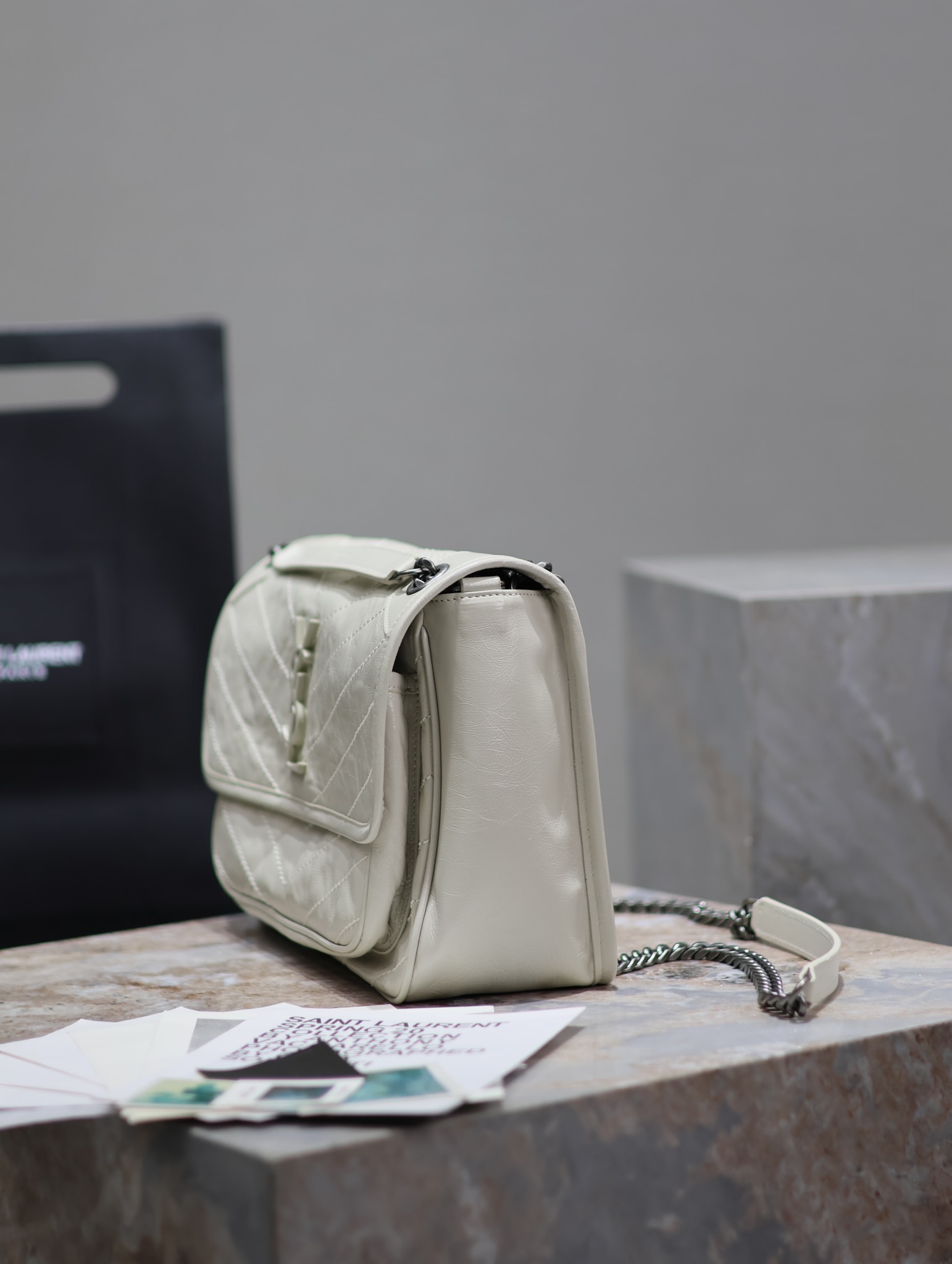  SAINT LAURENT 圣罗兰 YSL Niki Baby 复古褶皱 牛皮 流浪包斜挎包 单肩包 中号/小号 女款 白色 633158/633160