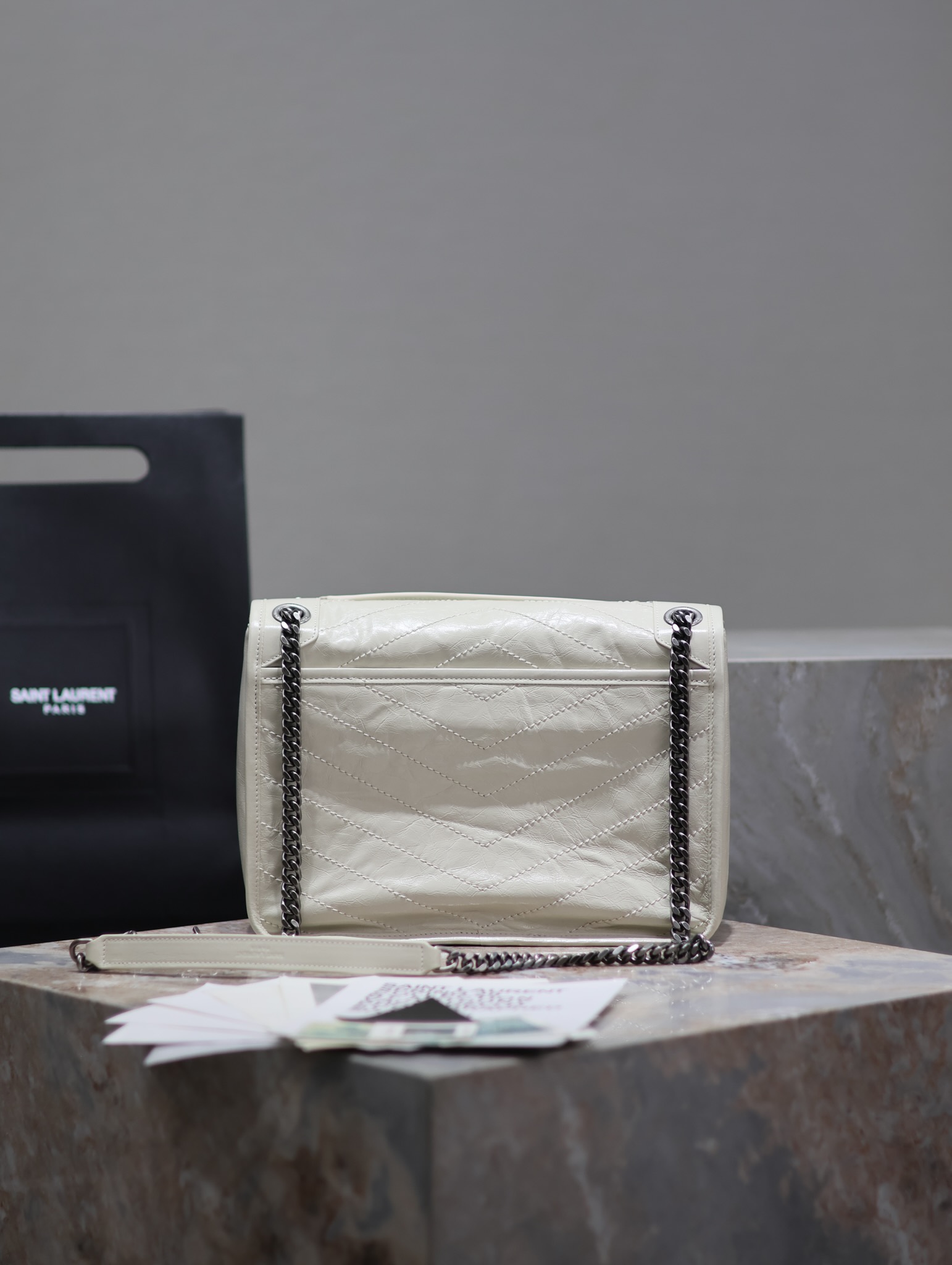  SAINT LAURENT 圣罗兰 YSL Niki Baby 复古褶皱 牛皮 流浪包斜挎包 单肩包 中号/小号 女款 白色 633158/633160