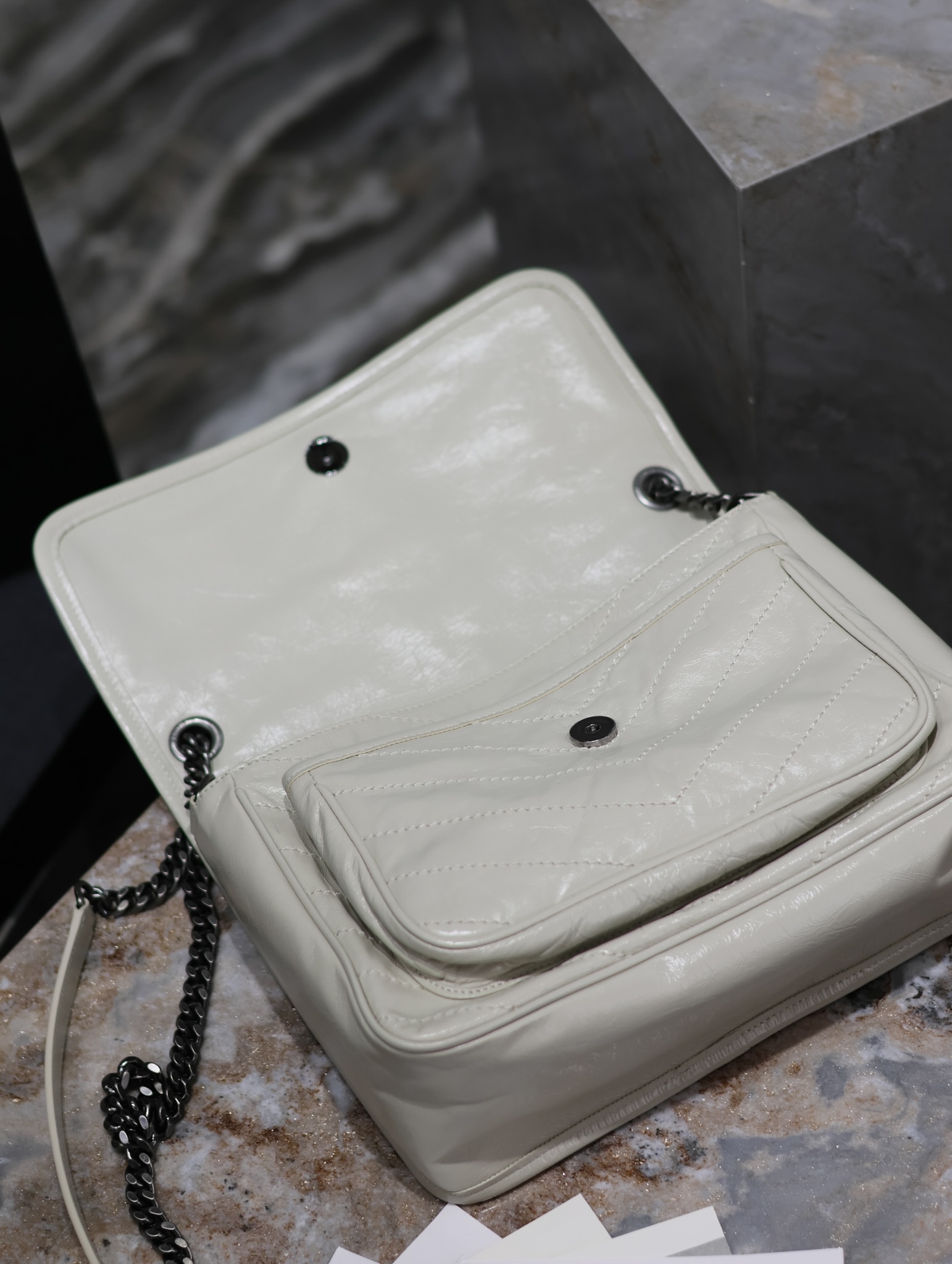  SAINT LAURENT 圣罗兰 YSL Niki Baby 复古褶皱 牛皮 流浪包斜挎包 单肩包 中号/小号 女款 白色 633158/633160