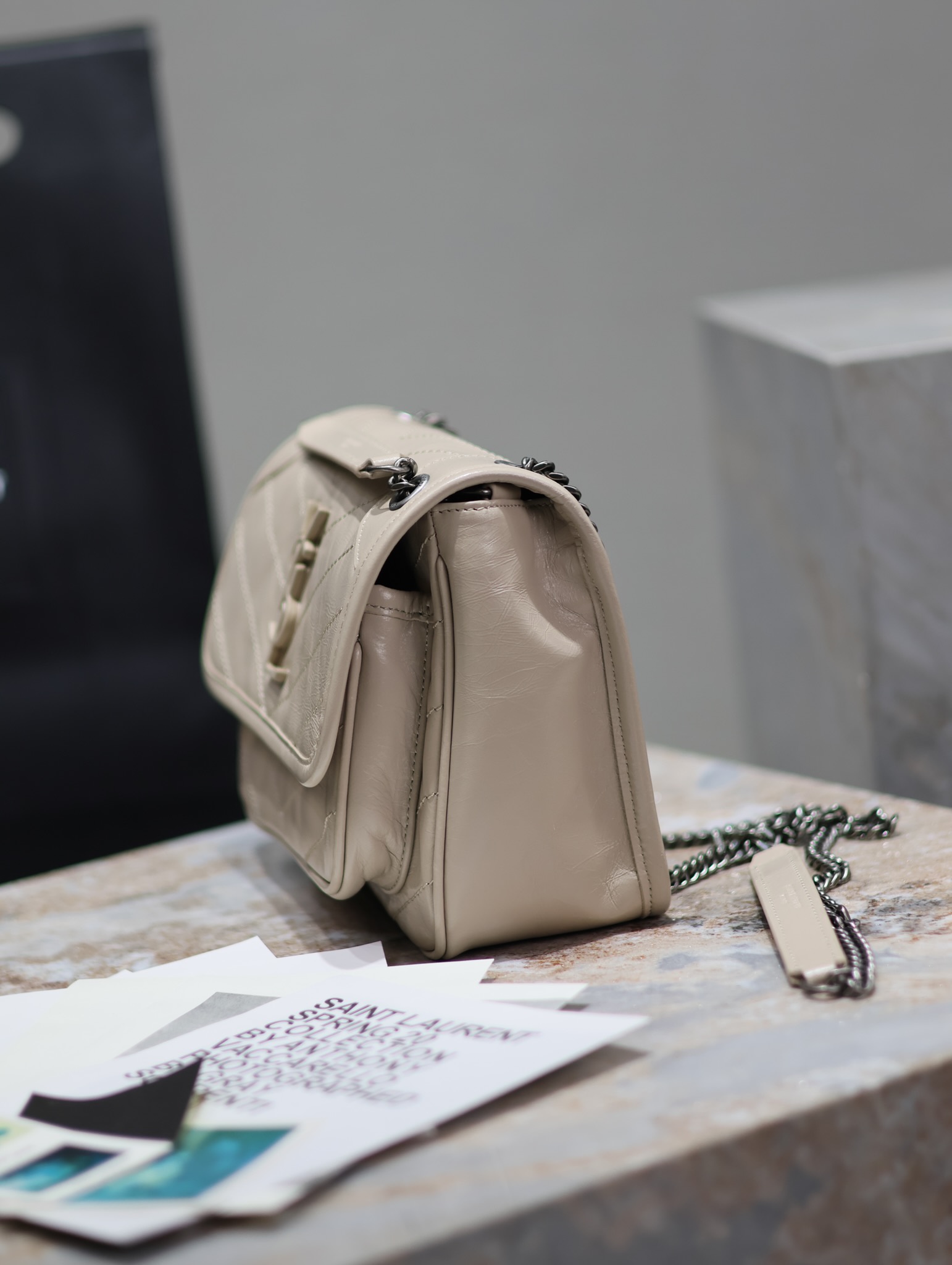  SAINT LAURENT 圣罗兰 YSL Niki Baby 复古褶皱 牛皮 流浪包斜挎包 单肩包 中号/小号 女款 奶茶