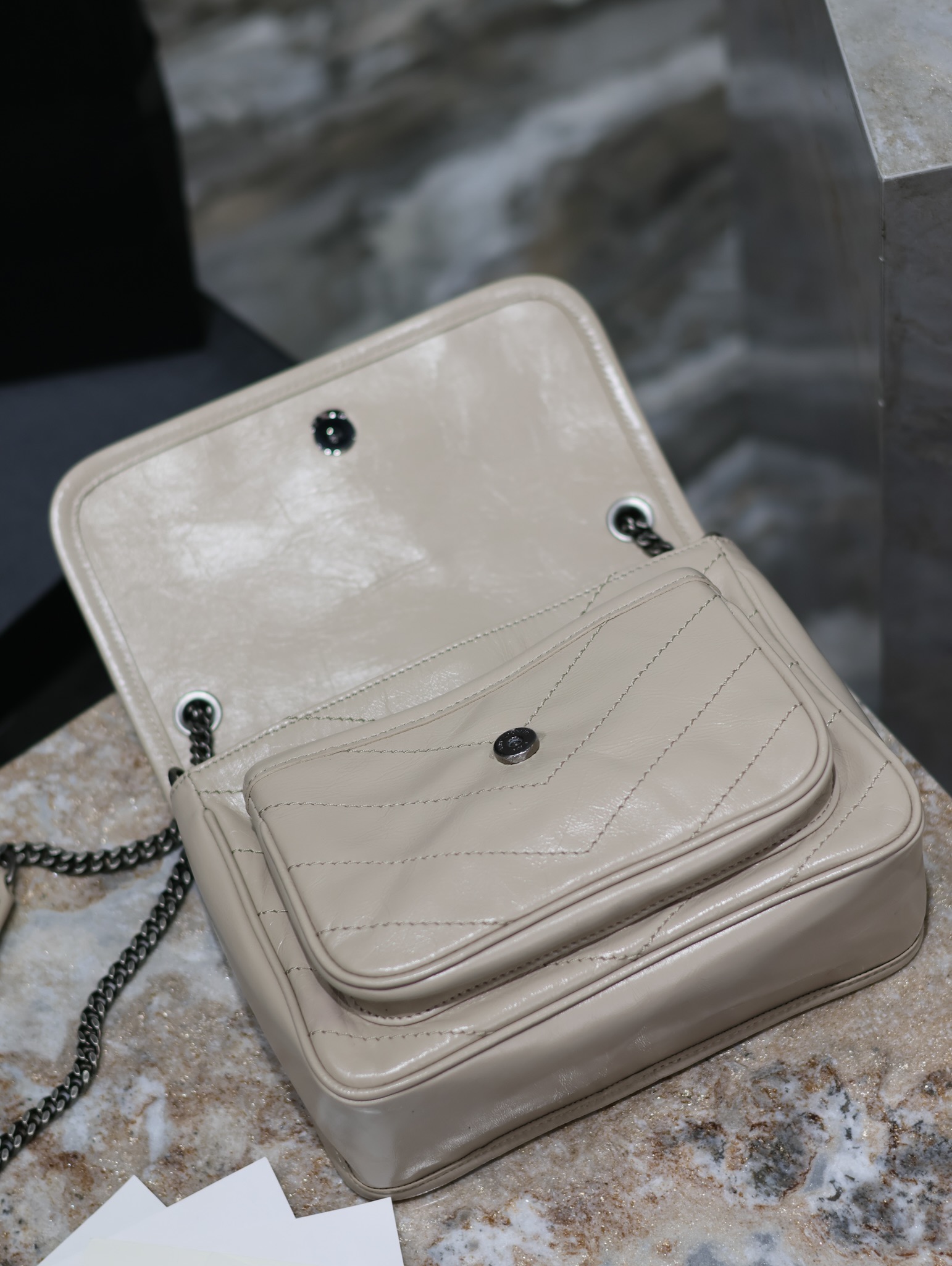  SAINT LAURENT 圣罗兰 YSL Niki Baby 复古褶皱 牛皮 流浪包斜挎包 单肩包 中号/小号 女款 奶茶