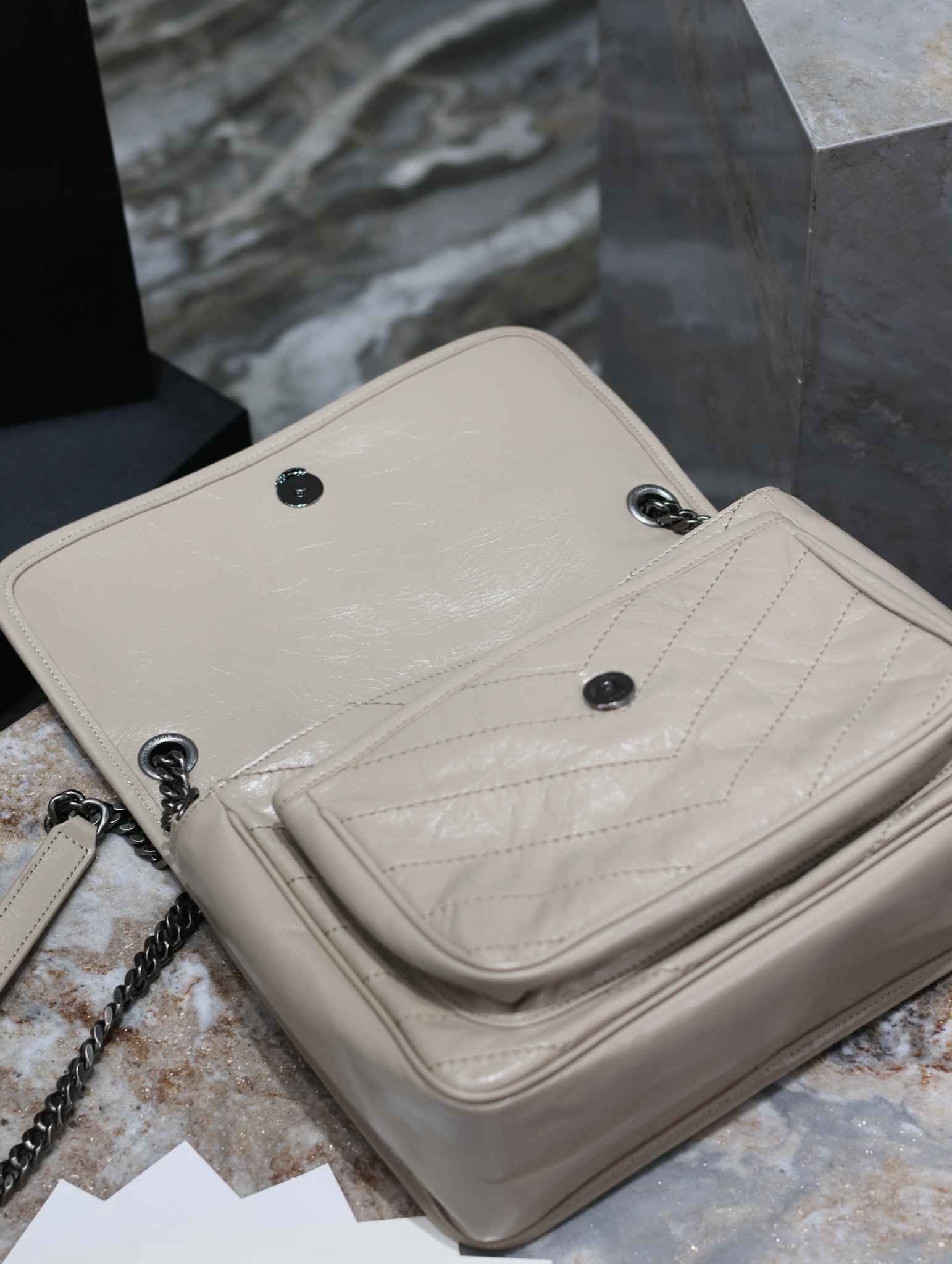  SAINT LAURENT 圣罗兰 YSL Niki Baby 复古褶皱 牛皮 流浪包斜挎包 单肩包 中号/小号 女款 奶茶