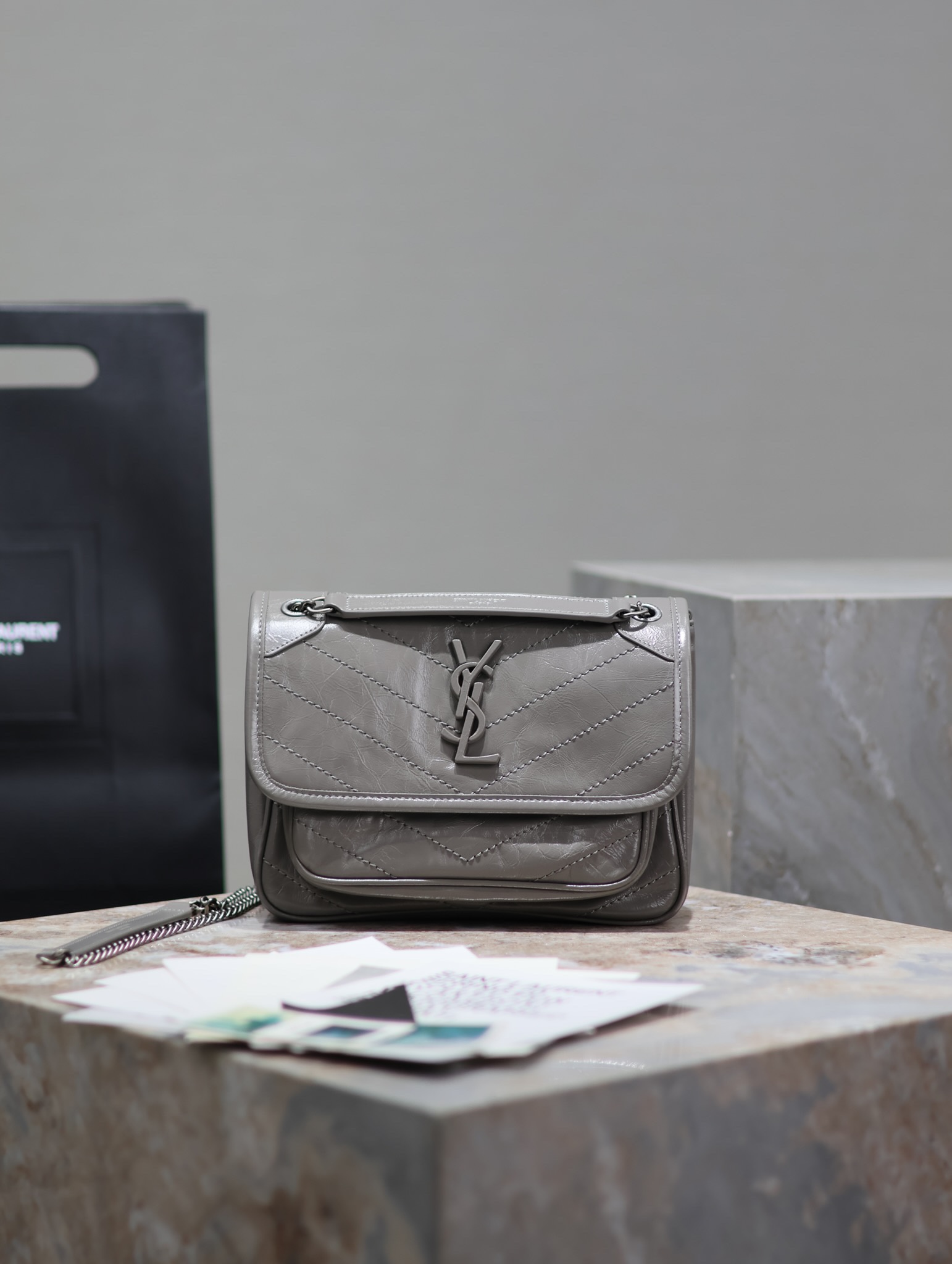  SAINT LAURENT 圣罗兰 YSL Niki Baby 复古褶皱 牛皮 流浪包斜挎包 单肩包 中号/小号 女款  灰色 4988940/633158/633160