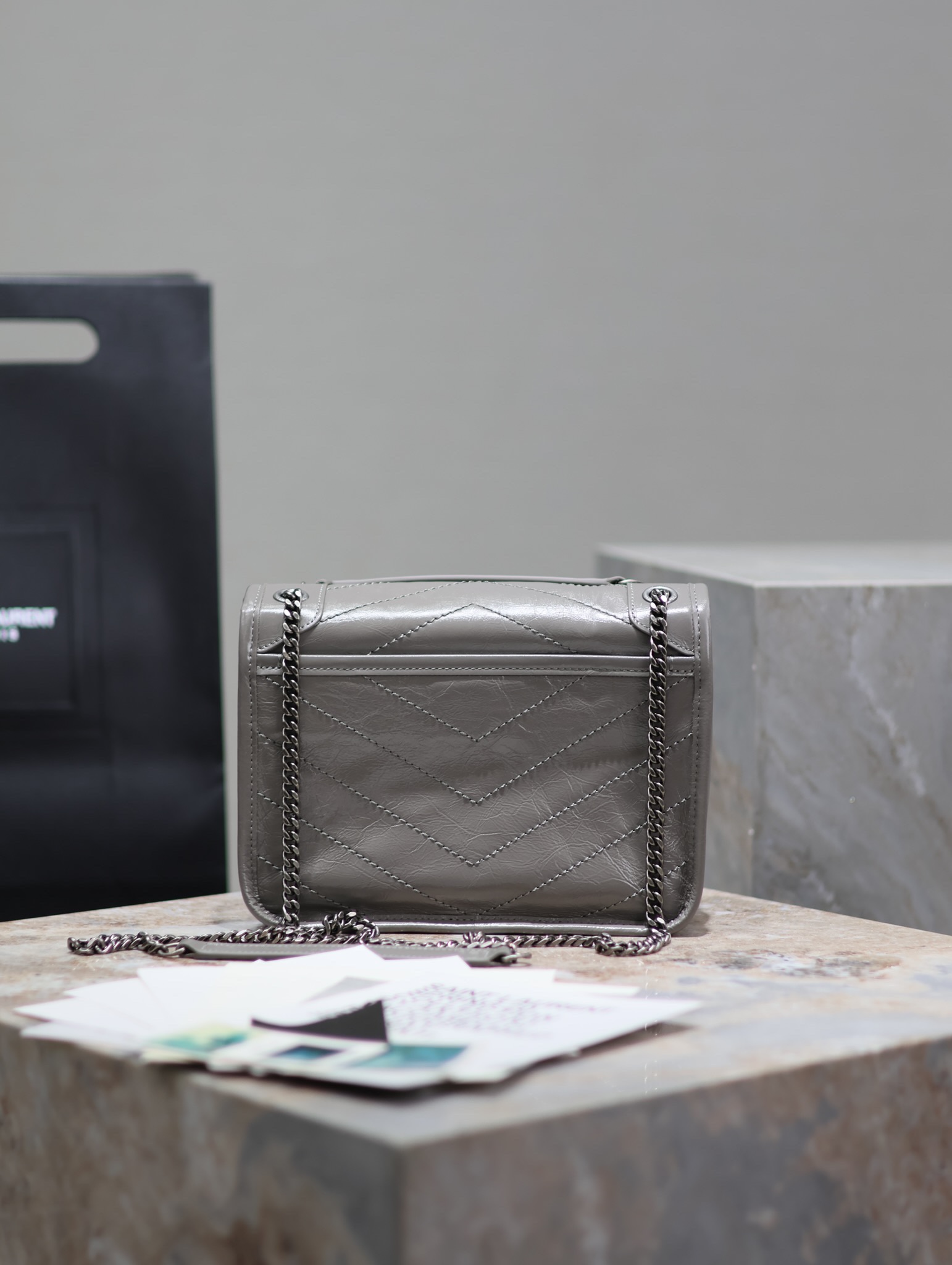  SAINT LAURENT 圣罗兰 YSL Niki Baby 复古褶皱 牛皮 流浪包斜挎包 单肩包 中号/小号 女款  灰色 4988940/633158/633160