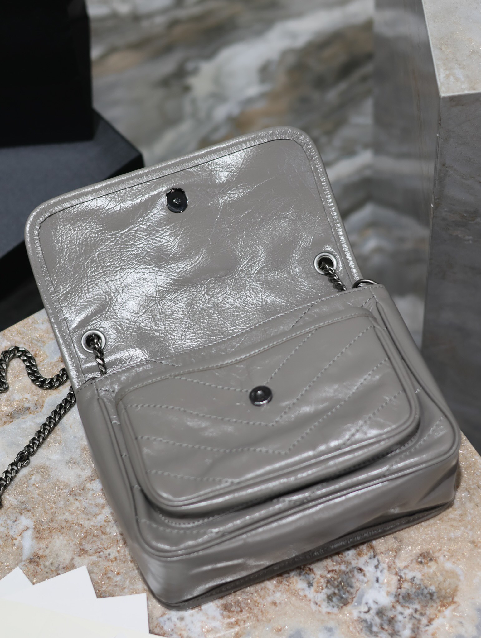  SAINT LAURENT 圣罗兰 YSL Niki Baby 复古褶皱 牛皮 流浪包斜挎包 单肩包 中号/小号 女款  灰色 4988940/633158/633160