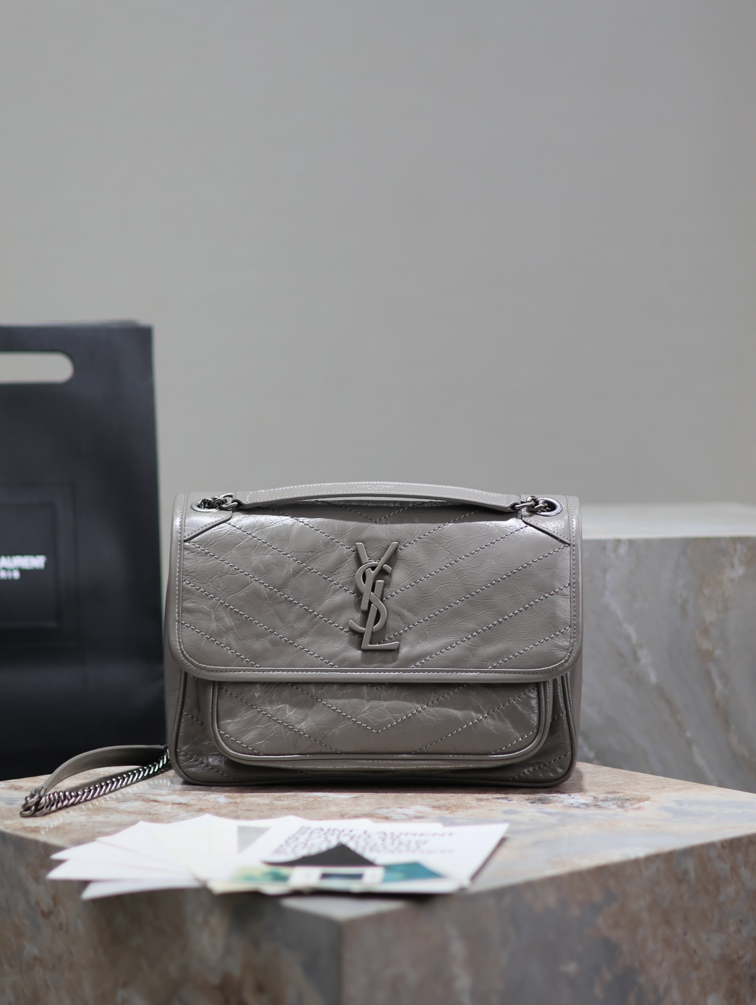  SAINT LAURENT 圣罗兰 YSL Niki Baby 复古褶皱 牛皮 流浪包斜挎包 单肩包 中号/小号 女款  灰色 4988940/633158/633160