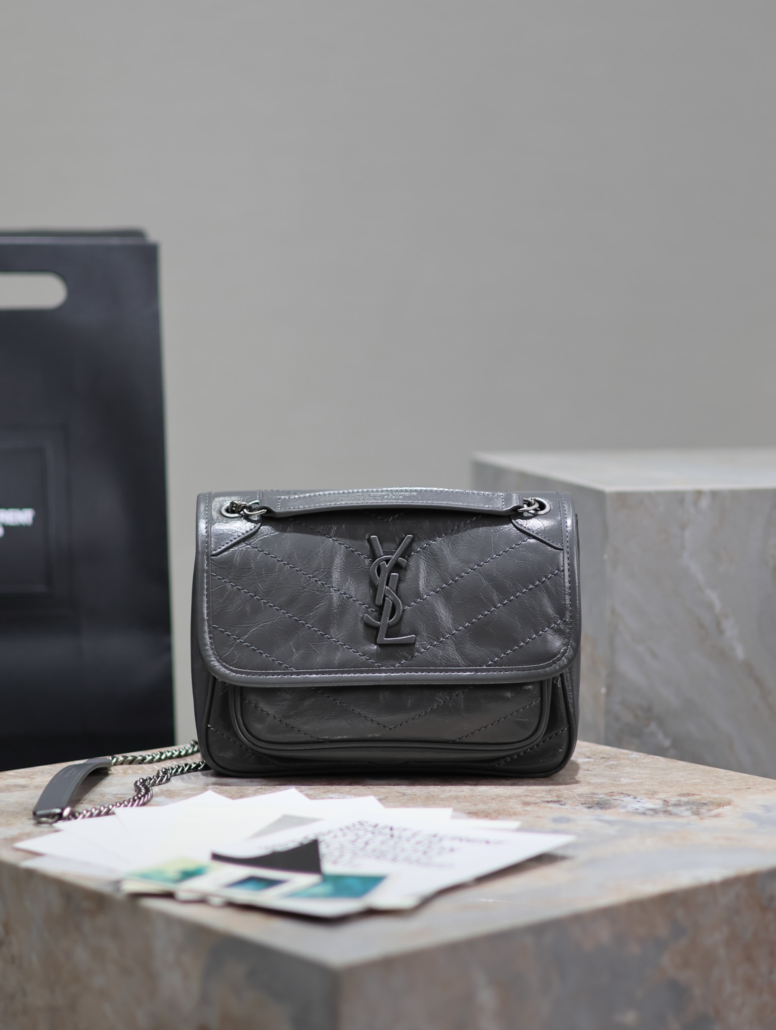  SAINT LAURENT 圣罗兰 YSL Niki Baby 复古褶皱 牛皮 流浪包斜挎包 单肩包 中号/小号 女款 深灰色