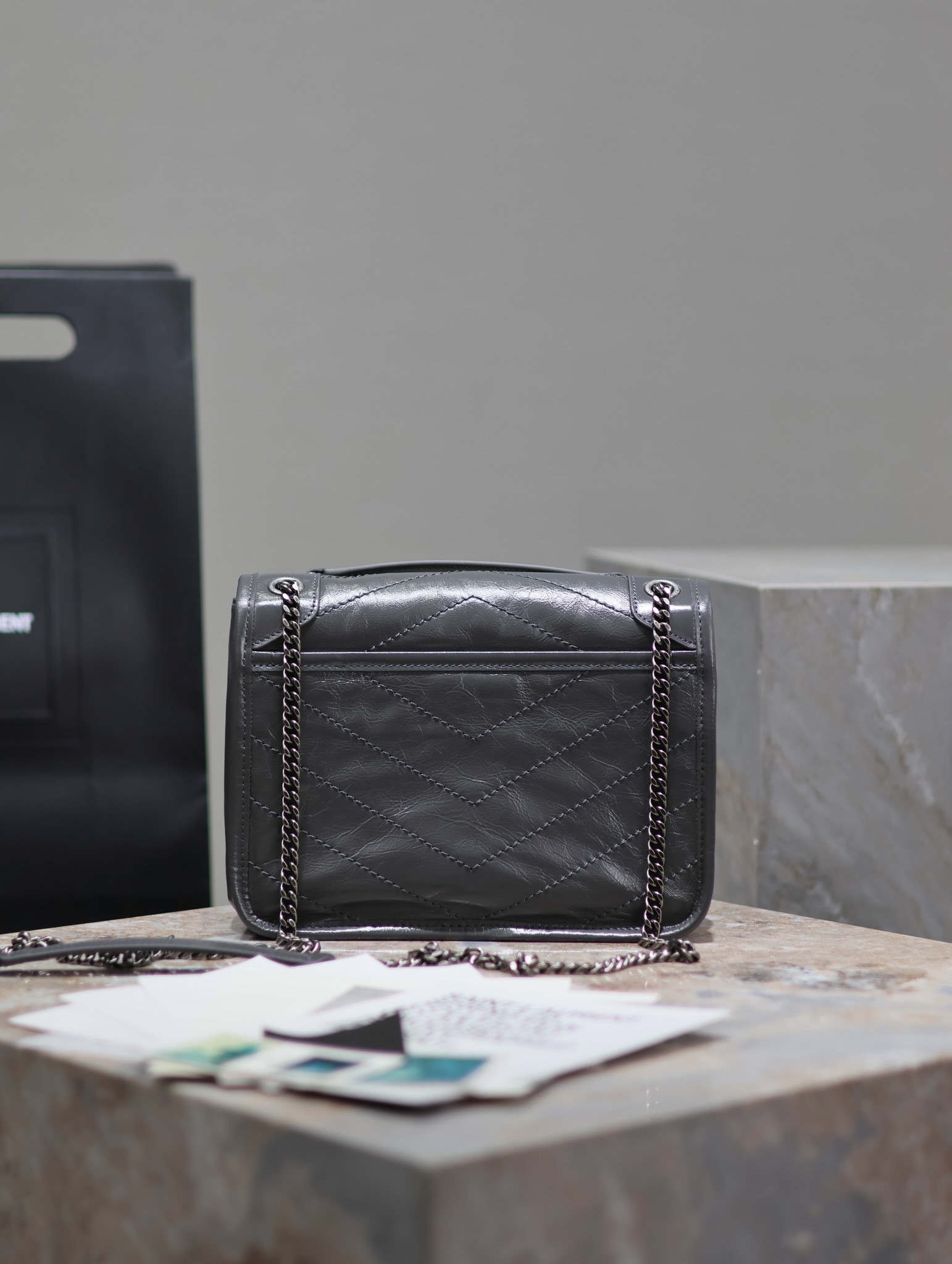  SAINT LAURENT 圣罗兰 YSL Niki Baby 复古褶皱 牛皮 流浪包斜挎包 单肩包 中号/小号 女款 深灰色