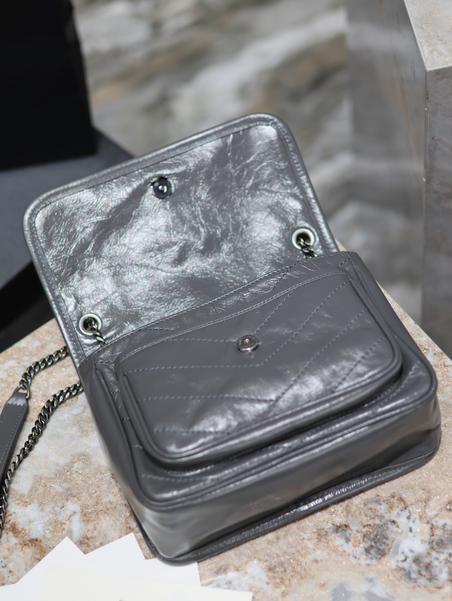  SAINT LAURENT 圣罗兰 YSL Niki Baby 复古褶皱 牛皮 流浪包斜挎包 单肩包 中号/小号 女款 深灰色