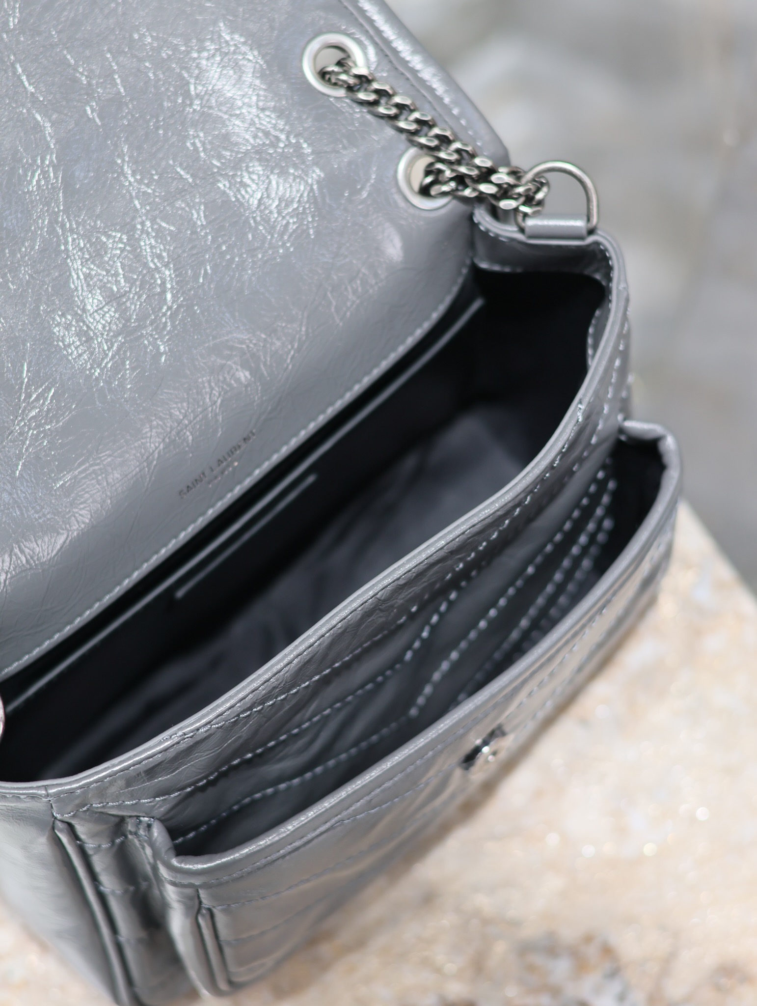  SAINT LAURENT 圣罗兰 YSL Niki Baby 复古褶皱 牛皮 流浪包斜挎包 单肩包 中号/小号 女款 深灰色