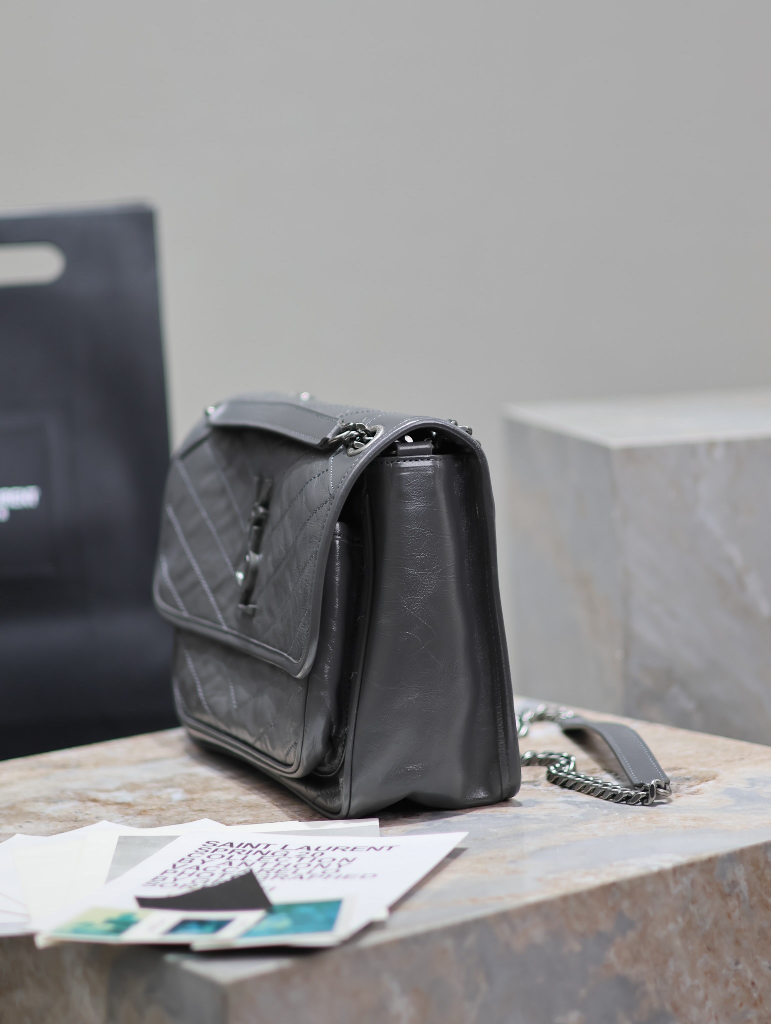  SAINT LAURENT 圣罗兰 YSL Niki Baby 复古褶皱 牛皮 流浪包斜挎包 单肩包 中号/小号 女款 深灰色