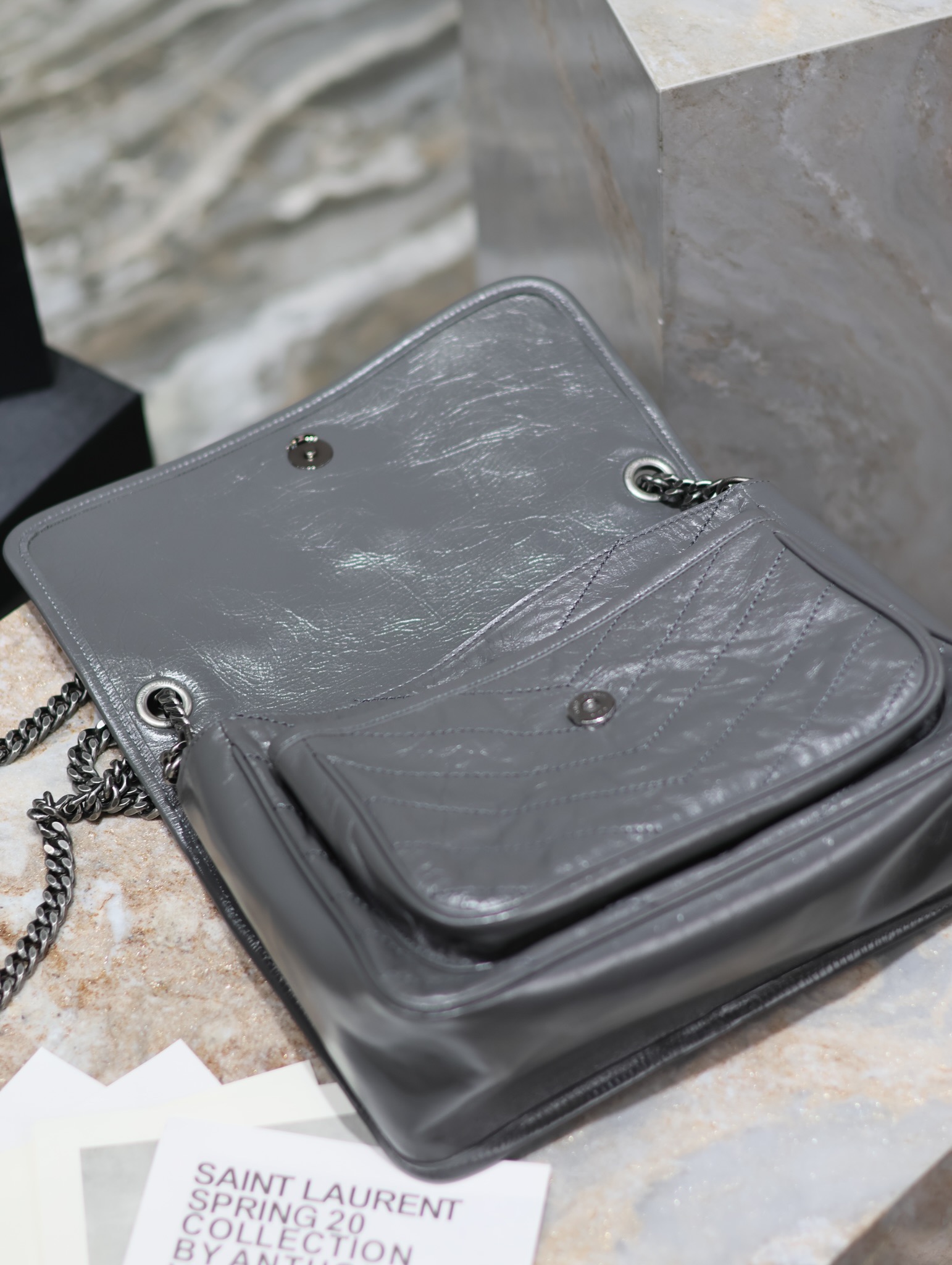  SAINT LAURENT 圣罗兰 YSL Niki Baby 复古褶皱 牛皮 流浪包斜挎包 单肩包 中号/小号 女款 深灰色