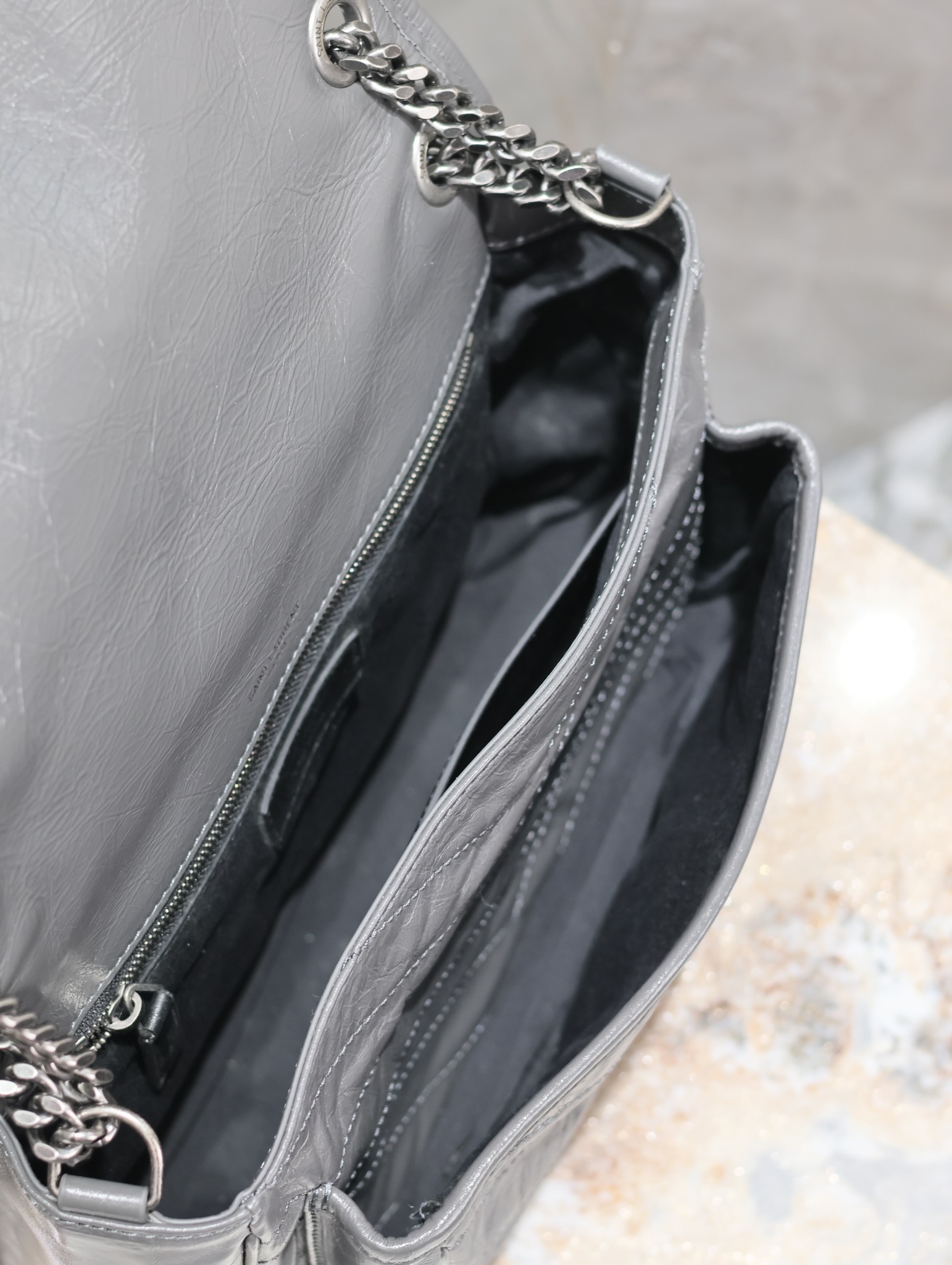  SAINT LAURENT 圣罗兰 YSL Niki Baby 复古褶皱 牛皮 流浪包斜挎包 单肩包 中号/小号 女款 深灰色