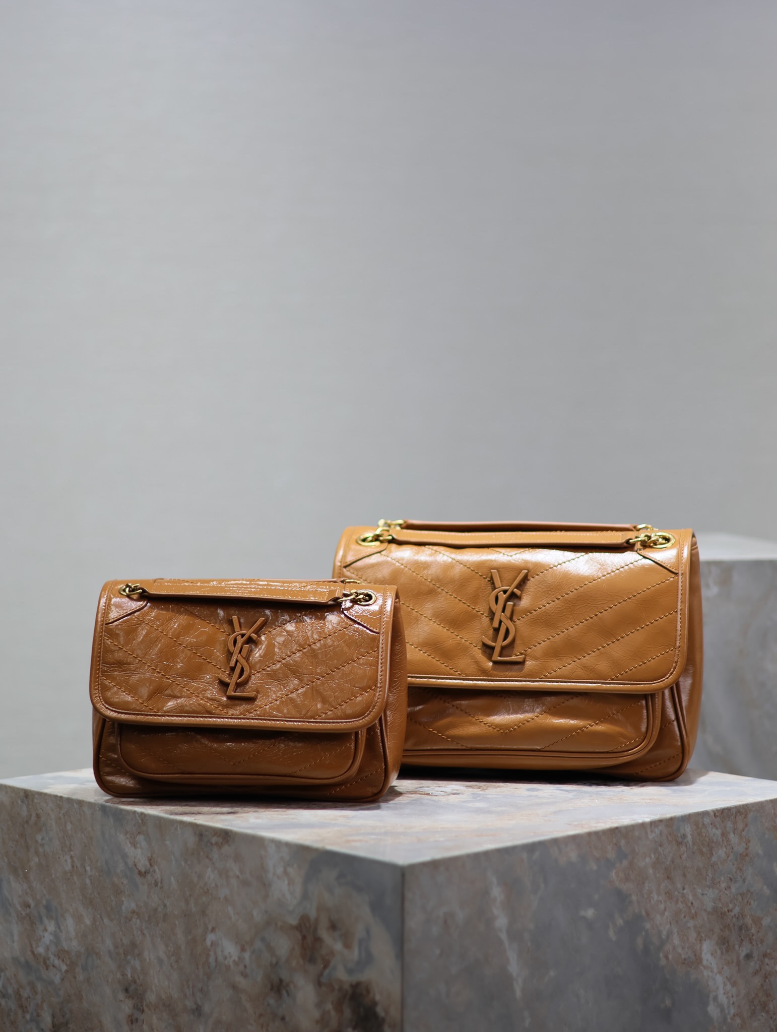  SAINT LAURENT 圣罗兰 YSL Niki Baby 复古 褶皱 牛皮 流浪包斜挎包 单肩包 中号/小号 女款 棕色  633158/633160